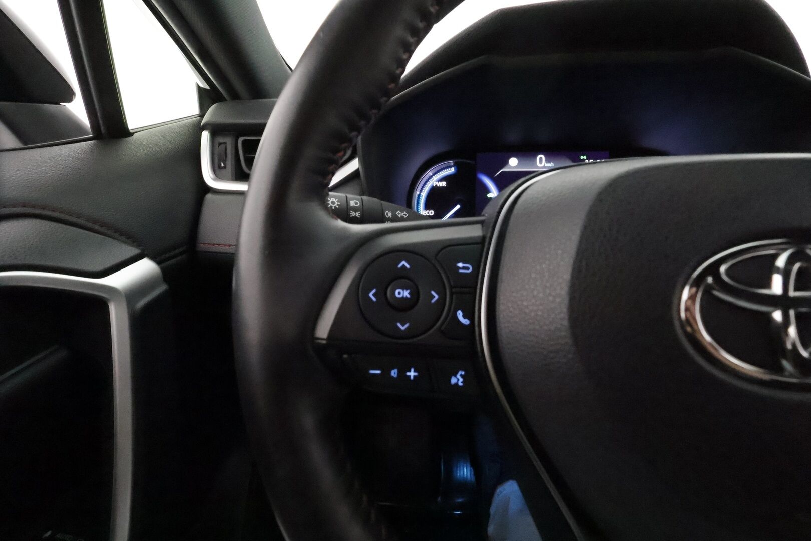 TOYOTA RAV4 PLUG-IN 2021 Hybrid 2,5 AWD-i Style ** Koukku / Adapt.Vakkari / P.Kamera / LED-valot / Kaistavahti / Apple&Android / KeylessGO ** - 3,99 % KORKOTARJOUS TÄHÄN AUTOON - 2x Renkaat / Akku Kuntotarkistettu!