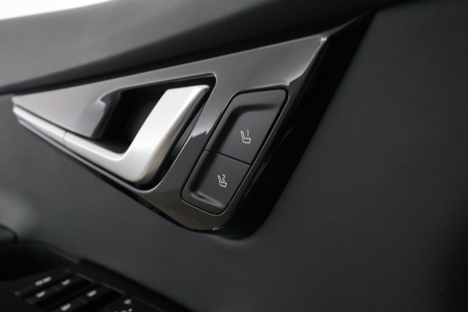 KIA EV6 2022 77,4kWh AWD GT-Line - | ACC | ILP | Koukku | Meridian | HUD | 360° | Ilm. relax penkit | Muistipenkki | Ambient light | Keyless | 2x renkaat aluin | Merkkihuollot |