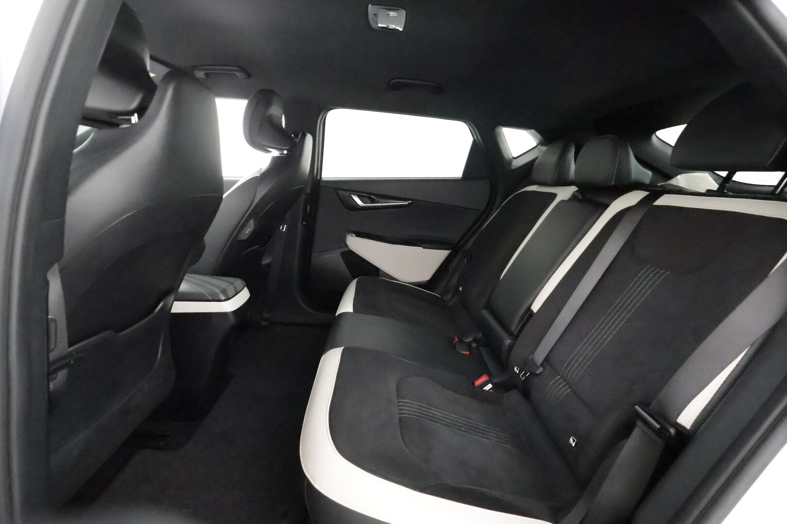 KIA EV6 2022 77,4kWh AWD GT-Line - | ACC | ILP | Koukku | Meridian | HUD | 360° | Ilm. relax penkit | Muistipenkki | Ambient light | Keyless | 2x renkaat aluin | Merkkihuollot |