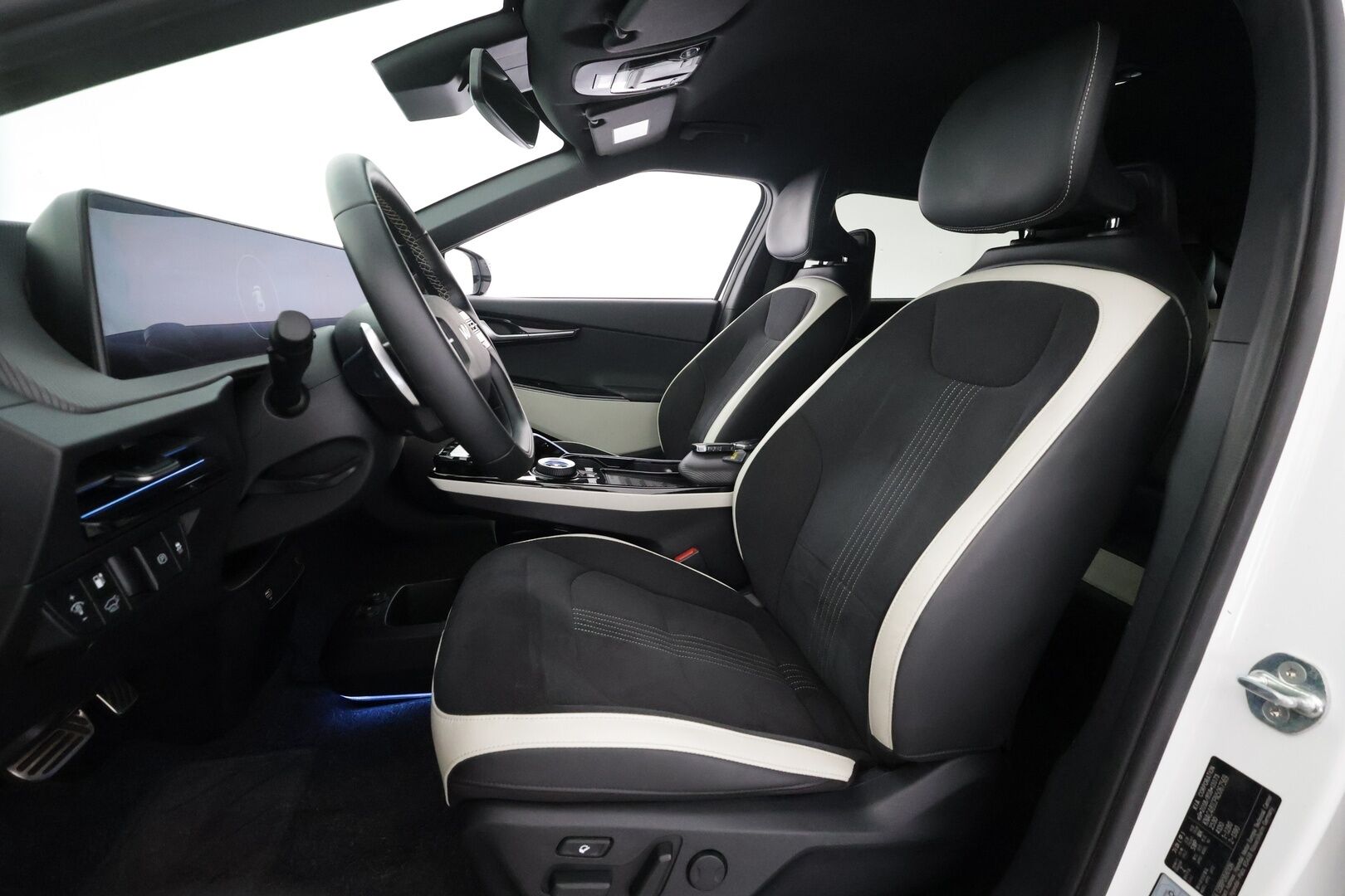 KIA EV6 2022 77,4kWh AWD GT-Line - | ACC | ILP | Koukku | Meridian | HUD | 360° | Ilm. relax penkit | Muistipenkki | Ambient light | Keyless | 2x renkaat aluin | Merkkihuollot |