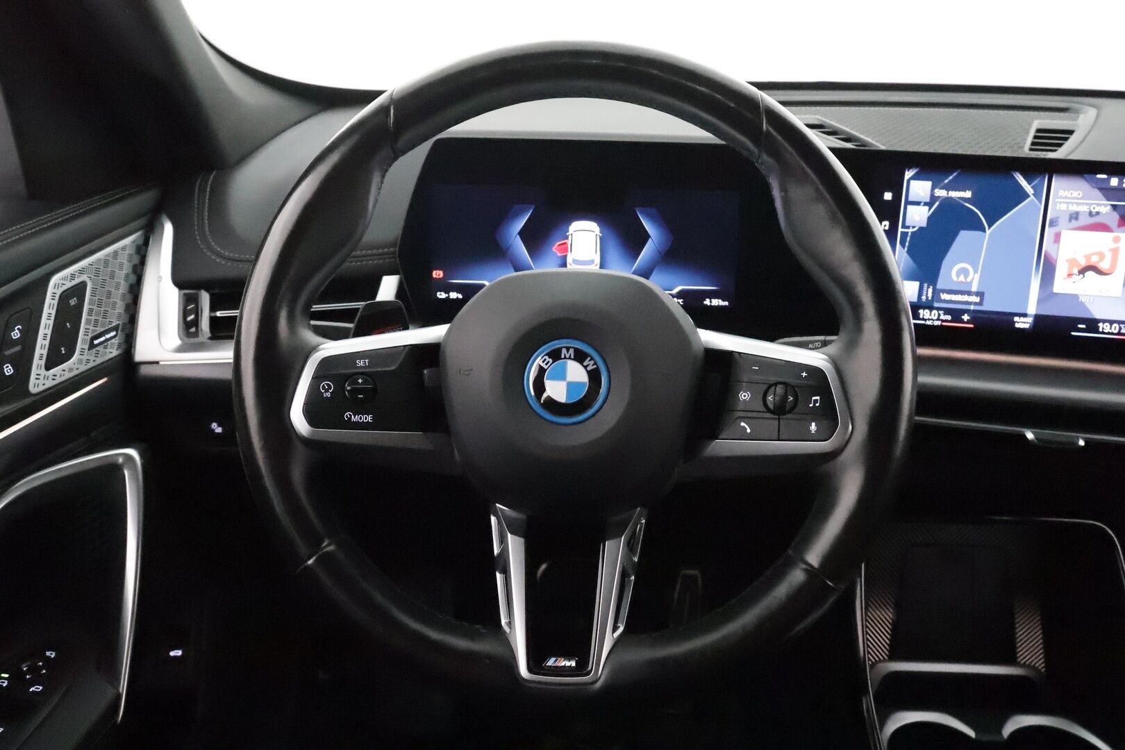 BMW IX1 2023 U11 30 xDrive M-Sport **Koukku / Harman/Kardon / P.Kamera / LED-valot / Hierova Sporttipenkki Muistilla / Kaistavahti** - 3,99 % KORKOTARJOUS TÄHÄN AUTOON - 31.5. ASTI! - ACC / Nahkasisusta / Navi / KeylessGO / 2x Vanteet