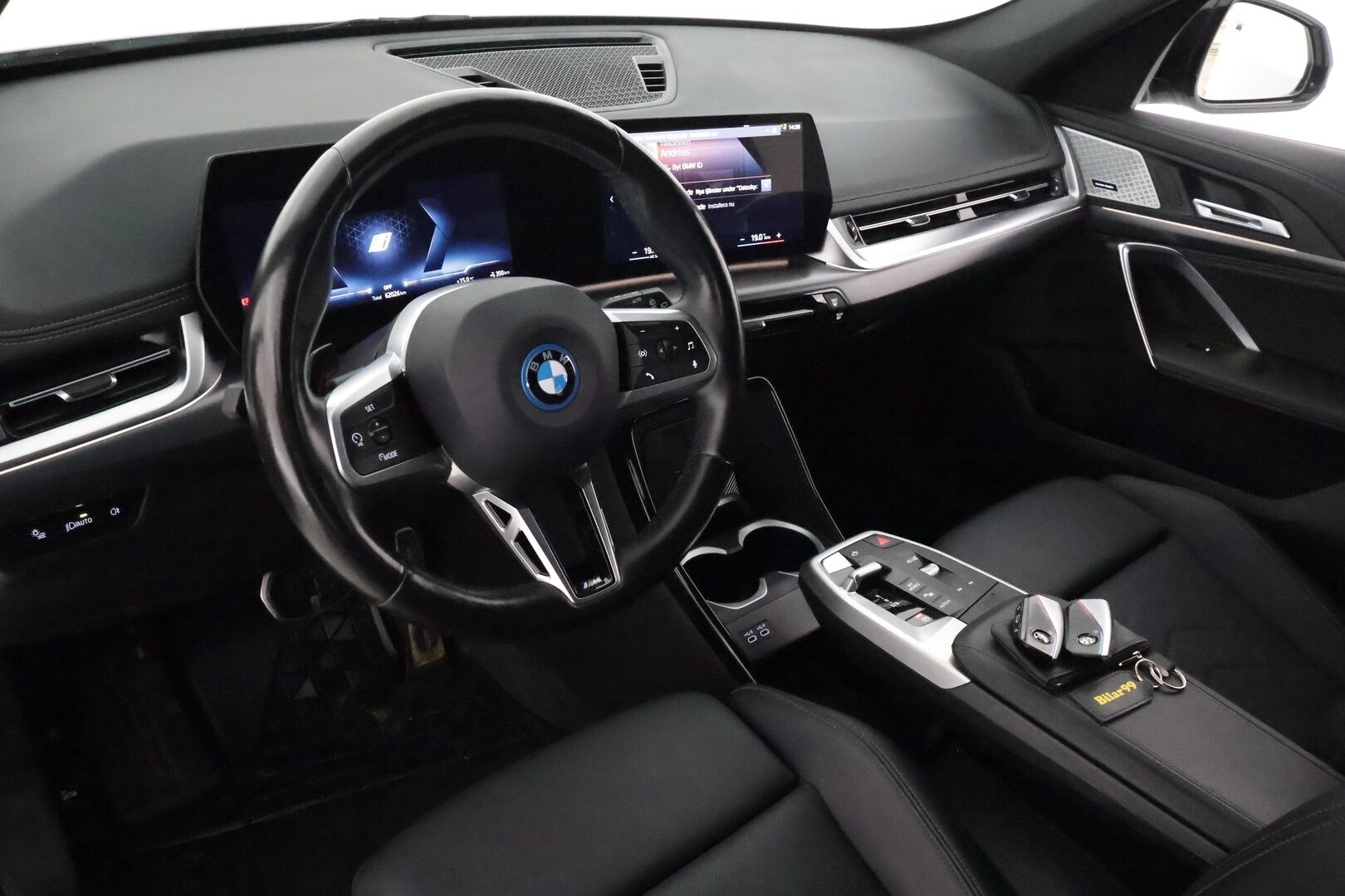 BMW IX1 2023 U11 30 xDrive M-Sport **Koukku / Harman/Kardon / P.Kamera / LED-valot / Hierova Sporttipenkki Muistilla / Kaistavahti** - 3,99 % KORKOTARJOUS TÄHÄN AUTOON - 31.5. ASTI! - ACC / Nahkasisusta / Navi / KeylessGO / 2x Vanteet