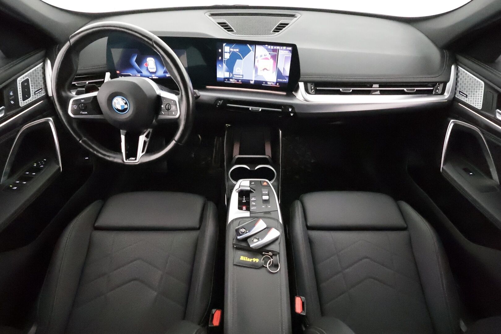 BMW IX1 2023 U11 30 xDrive M-Sport **Koukku / Harman/Kardon / P.Kamera / LED-valot / Hierova Sporttipenkki Muistilla / Kaistavahti** - 3,99 % KORKOTARJOUS TÄHÄN AUTOON - 31.5. ASTI! - ACC / Nahkasisusta / Navi / KeylessGO / 2x Vanteet