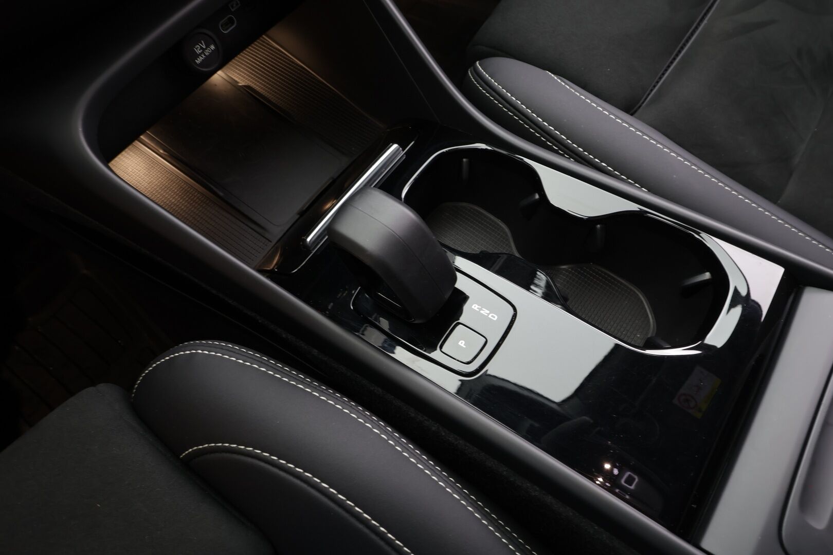 Volvo XC40 2023 Recharge Twin Plus - | ACC | ILP | Koukku | Muistipenkki | Nahka-alcantara | P.kamera | BLIS | Pilot Assist | Keyless | Sähk. takaluukku | Lämm. ratti | Merkkihuollot | ALV |