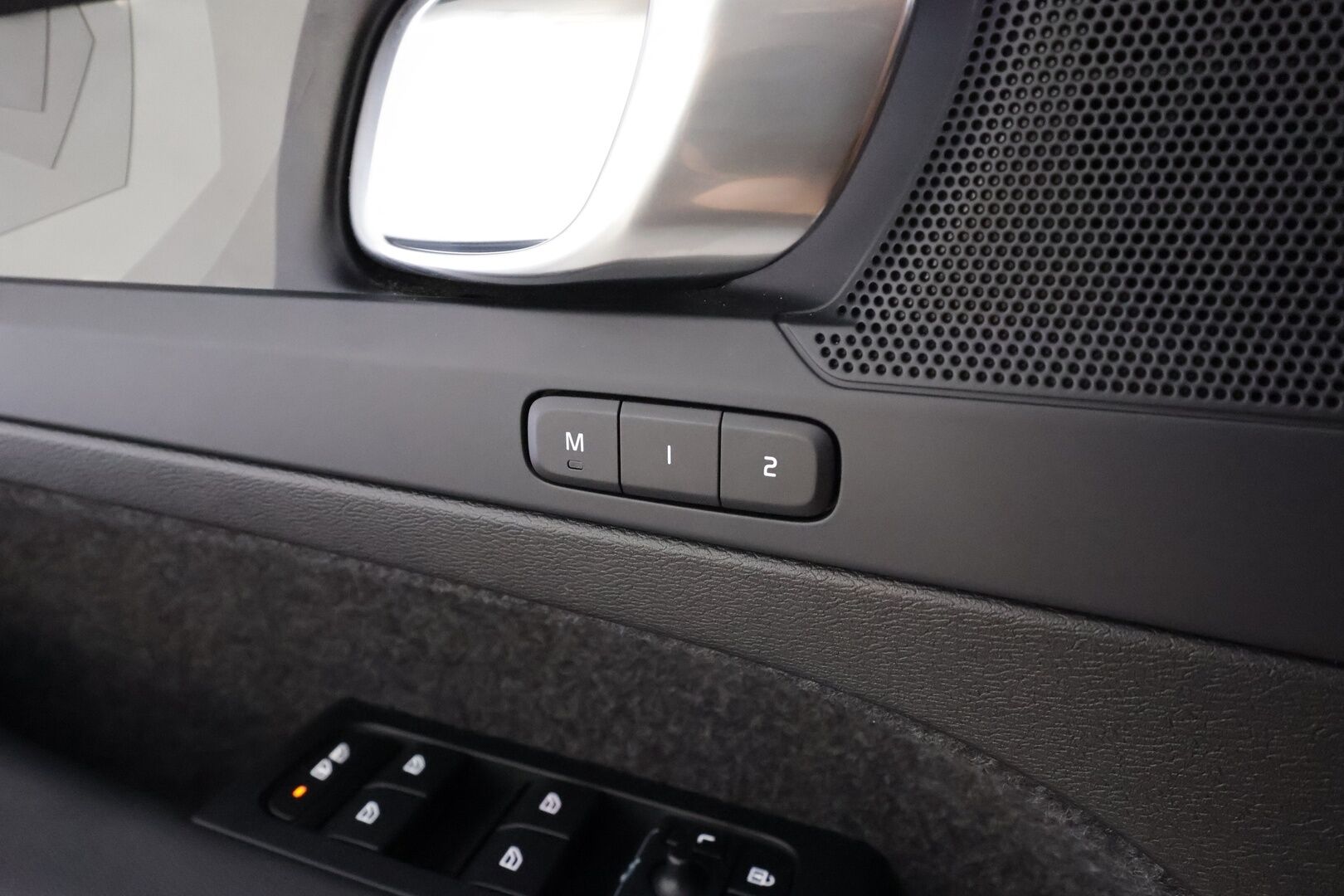 Volvo XC40 2023 Recharge Twin Plus - | ACC | ILP | Koukku | Muistipenkki | Nahka-alcantara | P.kamera | BLIS | Pilot Assist | Keyless | Sähk. takaluukku | Lämm. ratti | Merkkihuollot | ALV |