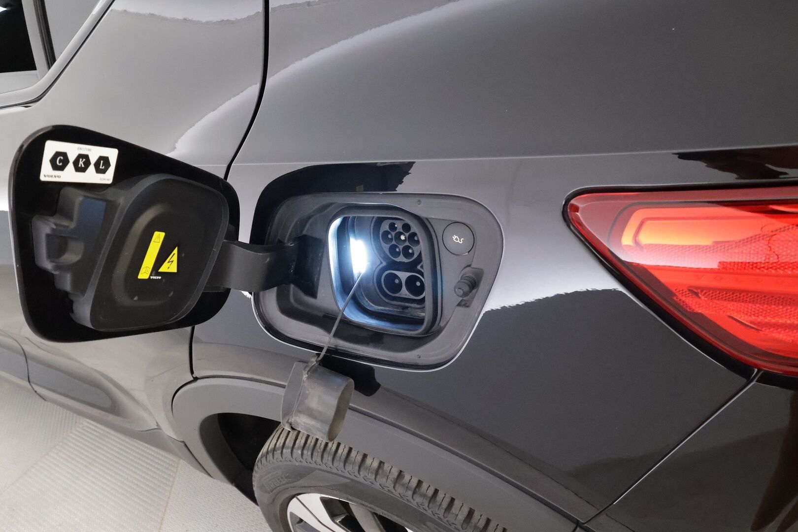 Volvo XC40 2023 Recharge Twin Plus - | ACC | ILP | Koukku | Muistipenkki | Nahka-alcantara | P.kamera | BLIS | Pilot Assist | Keyless | Sähk. takaluukku | Lämm. ratti | Merkkihuollot | ALV |