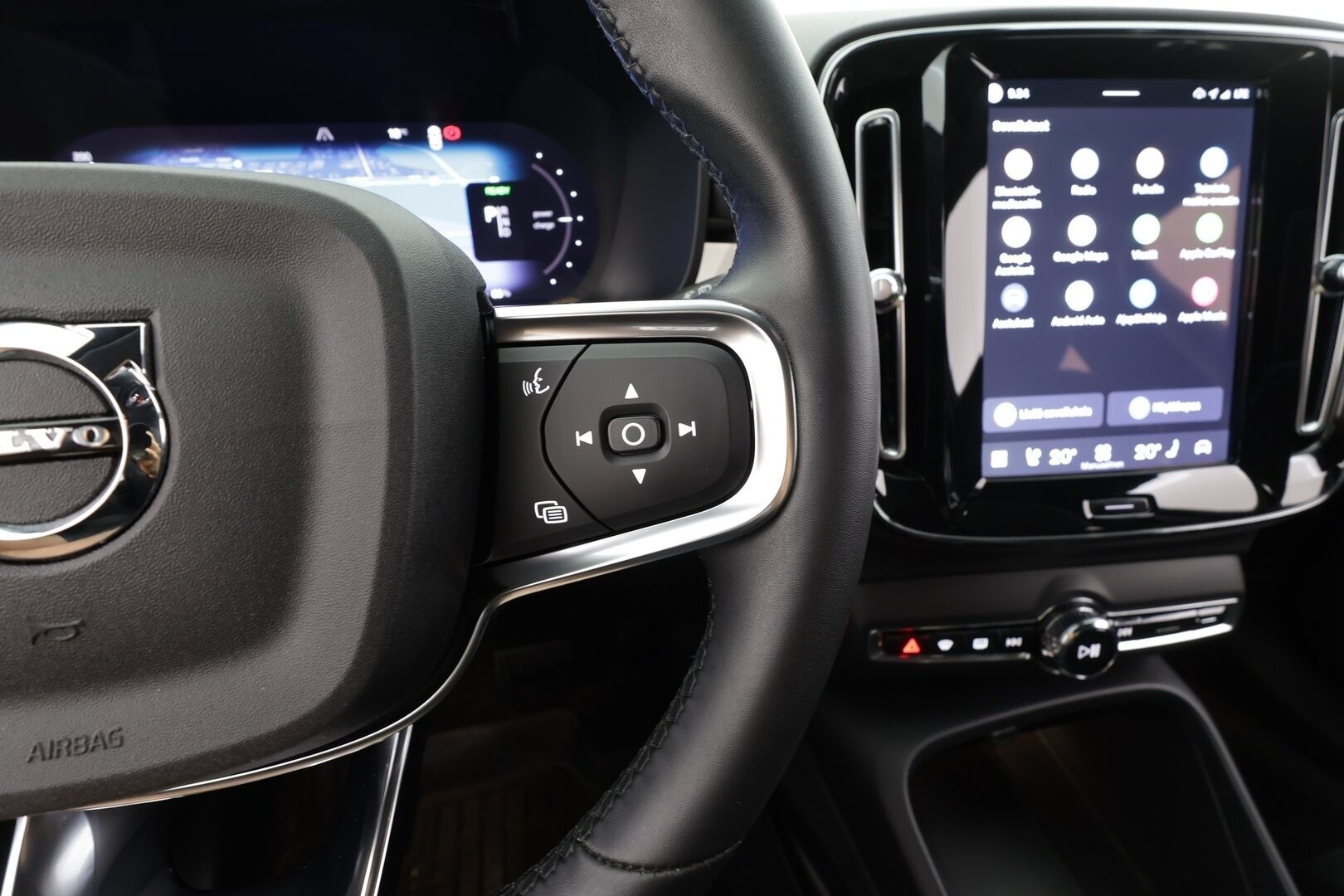 Volvo XC40 2023 Recharge Twin Plus - | ACC | ILP | Koukku | Muistipenkki | Nahka-alcantara | P.kamera | BLIS | Pilot Assist | Keyless | Sähk. takaluukku | Lämm. ratti | Merkkihuollot | ALV |