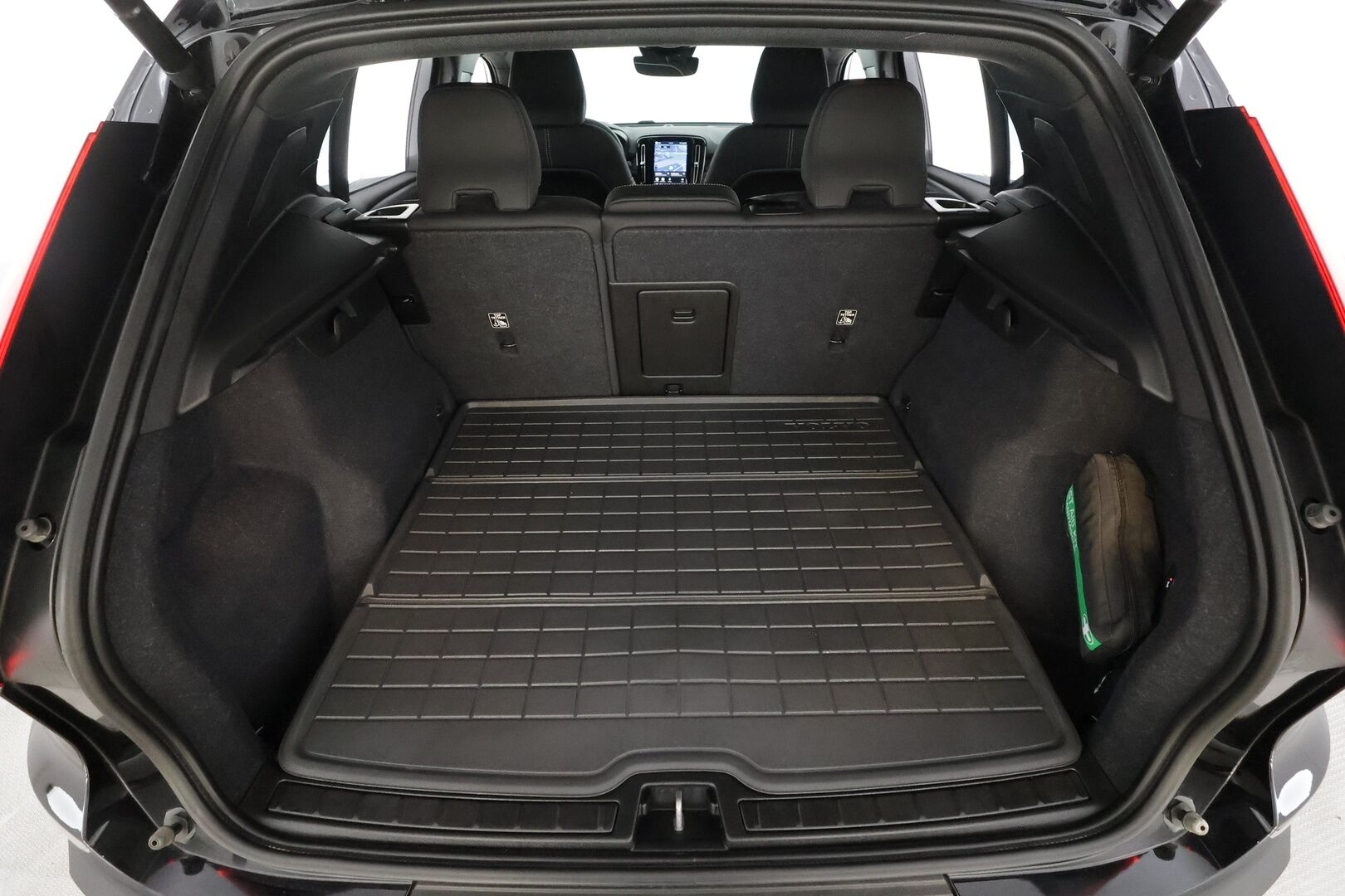 Volvo XC40 2023 Recharge Twin Plus - | ACC | ILP | Koukku | Muistipenkki | Nahka-alcantara | P.kamera | BLIS | Pilot Assist | Keyless | Sähk. takaluukku | Lämm. ratti | Merkkihuollot | ALV |