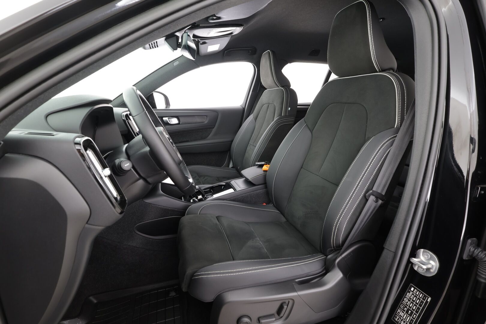 Volvo XC40 2023 Recharge Twin Plus - | ACC | ILP | Koukku | Muistipenkki | Nahka-alcantara | P.kamera | BLIS | Pilot Assist | Keyless | Sähk. takaluukku | Lämm. ratti | Merkkihuollot | ALV |