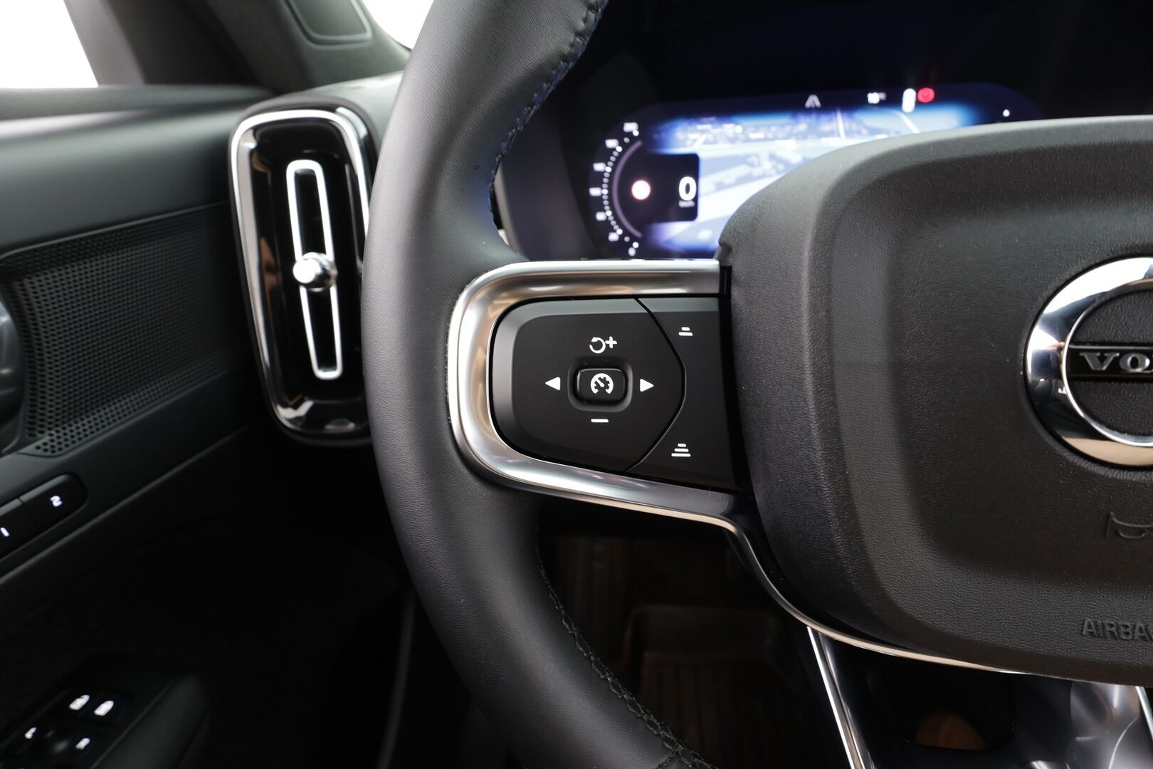 Volvo XC40 2023 Recharge Twin Plus - | ACC | ILP | Koukku | Muistipenkki | Nahka-alcantara | P.kamera | BLIS | Pilot Assist | Keyless | Sähk. takaluukku | Lämm. ratti | Merkkihuollot | ALV |