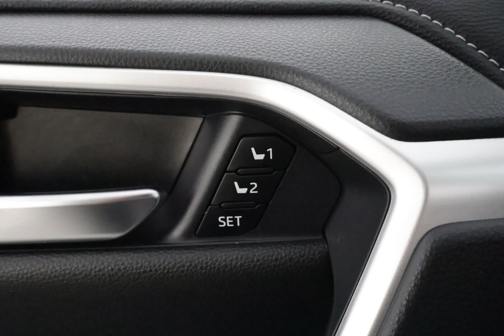 TOYOTA RAV4 2023 2,5 Hybrid AWD-i Executive **Digimittaristo / Adapt. vakkari / Sähköpenkit / P.kamera / Apple&Android / Kaistavahti** - 3,99 % KORKOTARJOUS TÄHÄN AUTOON - Facelift / Uusi keskinäyttö