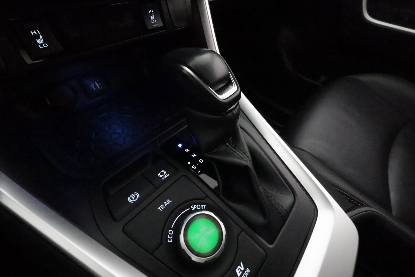 TOYOTA RAV4 2023 2,5 Hybrid AWD-i Executive **Digimittaristo / Adapt. vakkari / Sähköpenkit / P.kamera / Apple&Android / Kaistavahti** - 3,99 % KORKOTARJOUS TÄHÄN AUTOON - Facelift / Uusi keskinäyttö