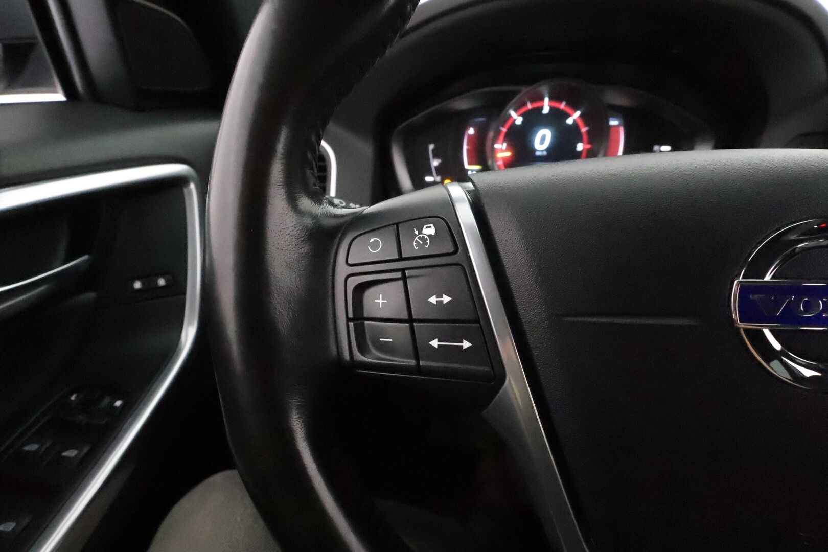 Volvo XC60 2016 D4 AWD Classic Summum aut **Webasto / Koukku / ACC / Xenon-valot / Muistipenkki / P.Tutka / Navi / Kaistavahti** - Kahdet Renkaat / **HUIPPU KAMOILLA**