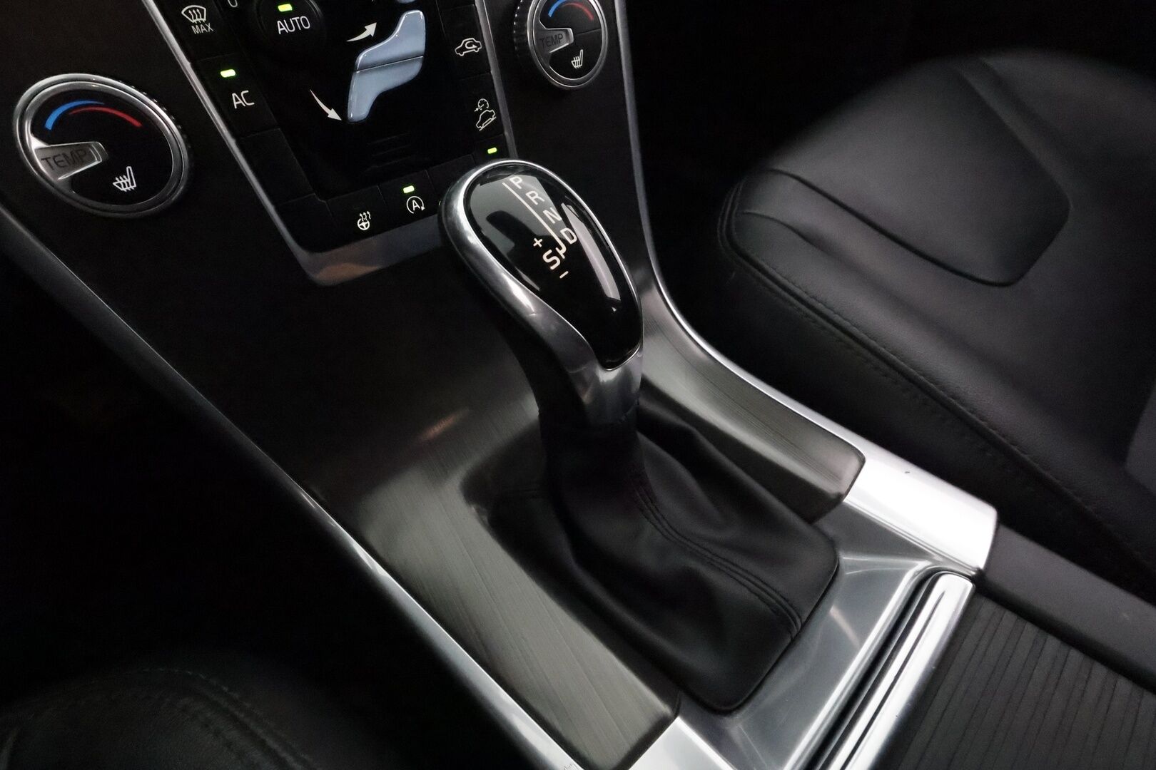 Volvo XC60 2016 D4 AWD Classic Summum aut **Webasto / Koukku / ACC / Xenon-valot / Muistipenkki / P.Tutka / Navi / Kaistavahti** - Kahdet Renkaat / **HUIPPU KAMOILLA**