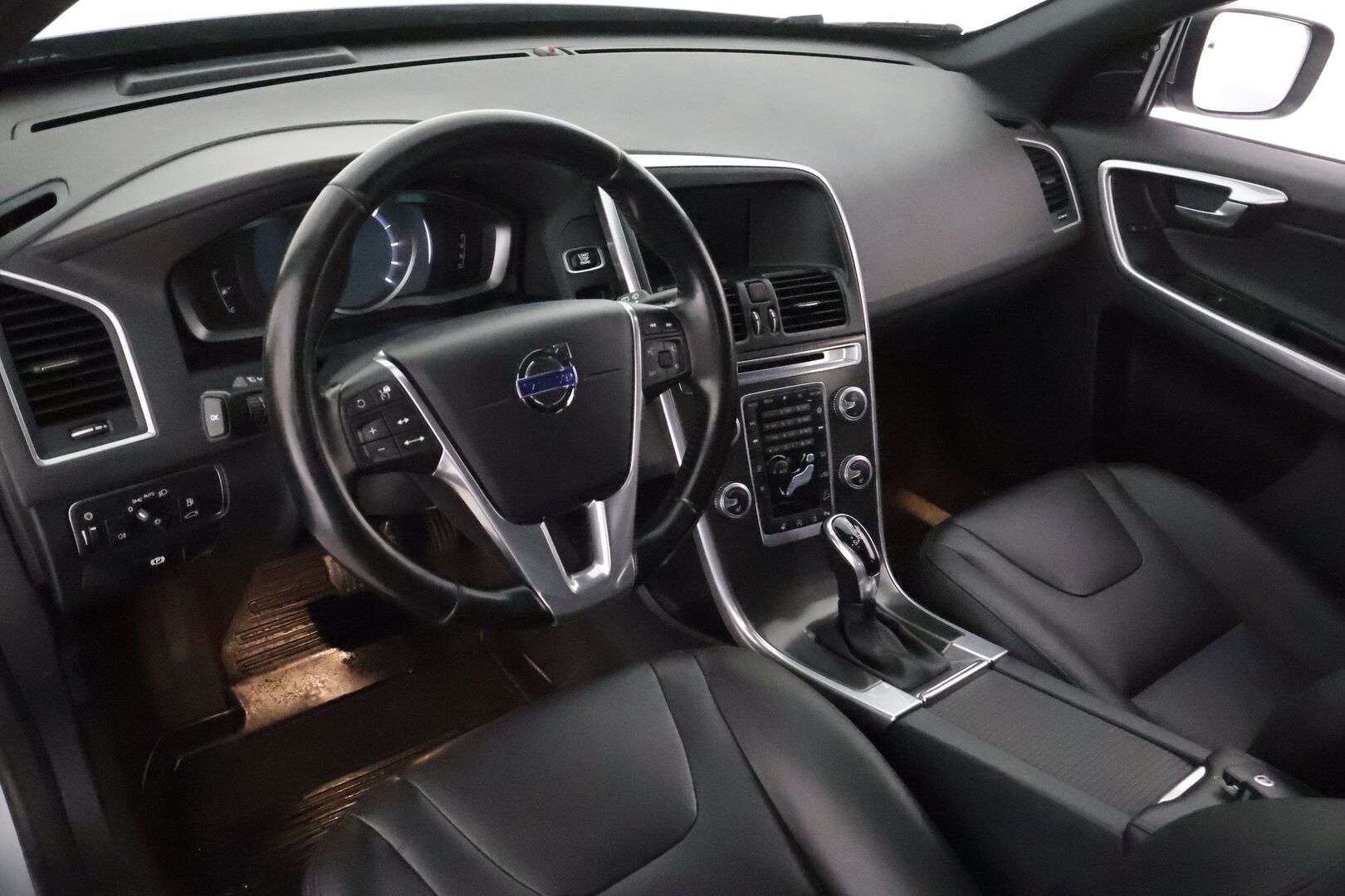 Volvo XC60 2016 D4 AWD Classic Summum aut **Webasto / Koukku / ACC / Xenon-valot / Muistipenkki / P.Tutka / Navi / Kaistavahti** - Kahdet Renkaat / **HUIPPU KAMOILLA**
