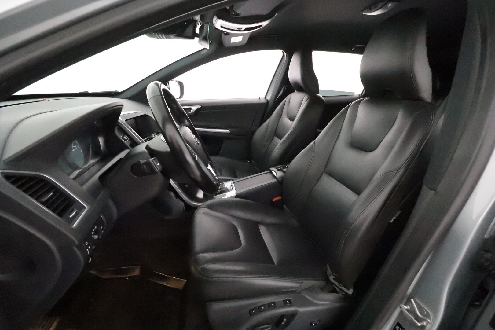 Volvo XC60 2016 D4 AWD Classic Summum aut **Webasto / Koukku / ACC / Xenon-valot / Muistipenkki / P.Tutka / Navi / Kaistavahti** - Kahdet Renkaat / **HUIPPU KAMOILLA**