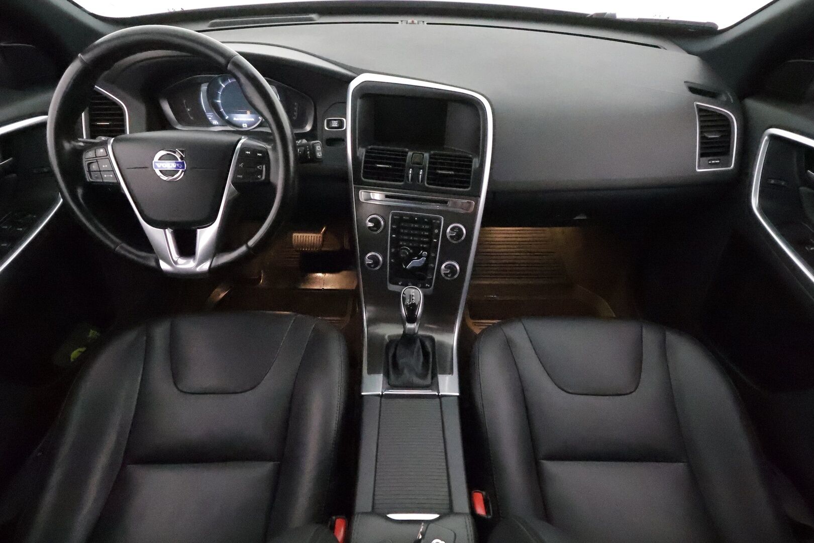 Volvo XC60 2016 D4 AWD Classic Summum aut **Webasto / Koukku / ACC / Xenon-valot / Muistipenkki / P.Tutka / Navi / Kaistavahti** - Kahdet Renkaat / **HUIPPU KAMOILLA**