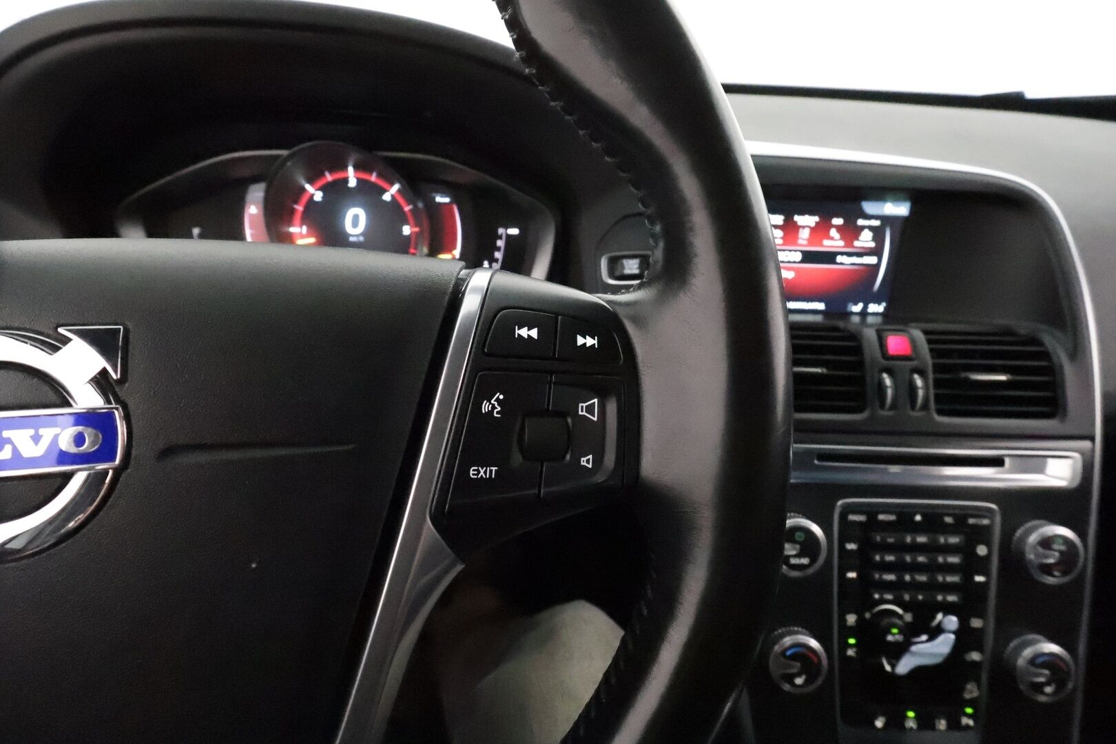 Volvo XC60 2016 D4 AWD Classic Summum aut **Webasto / Koukku / ACC / Xenon-valot / Muistipenkki / P.Tutka / Navi / Kaistavahti** - Kahdet Renkaat / **HUIPPU KAMOILLA**