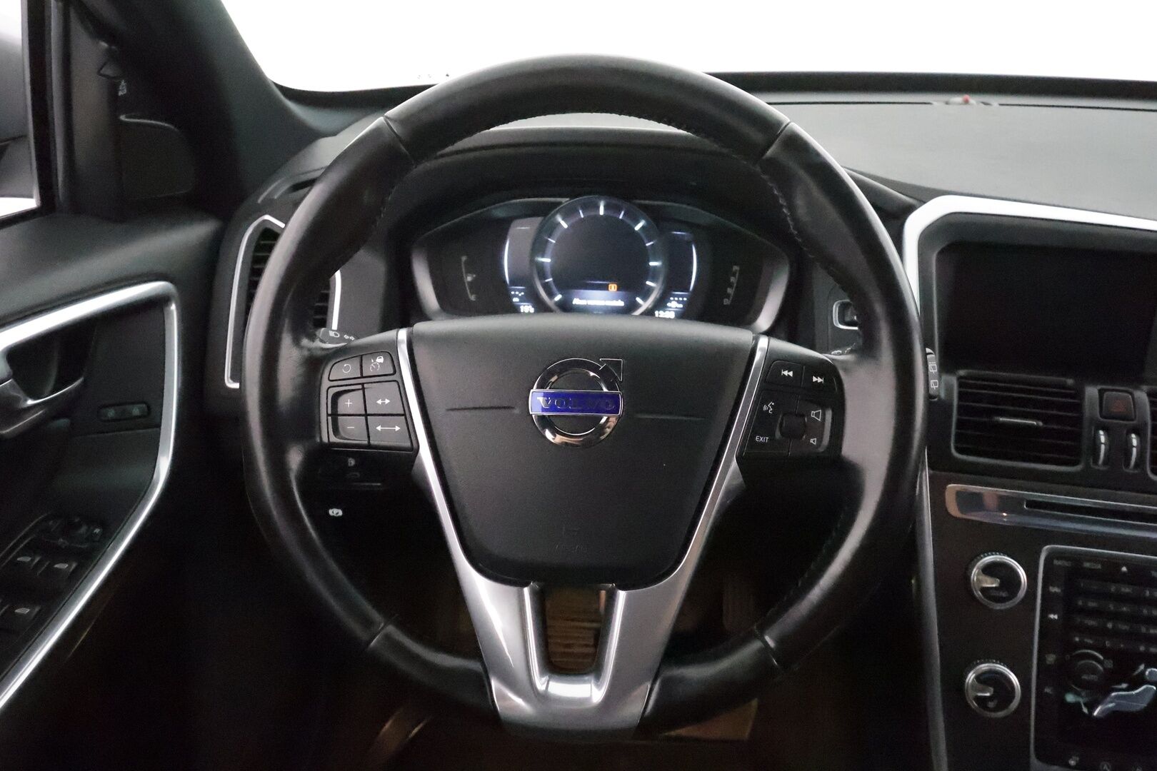 Volvo XC60 2016 D4 AWD Classic Summum aut **Webasto / Koukku / ACC / Xenon-valot / Muistipenkki / P.Tutka / Navi / Kaistavahti** - Kahdet Renkaat / **HUIPPU KAMOILLA**