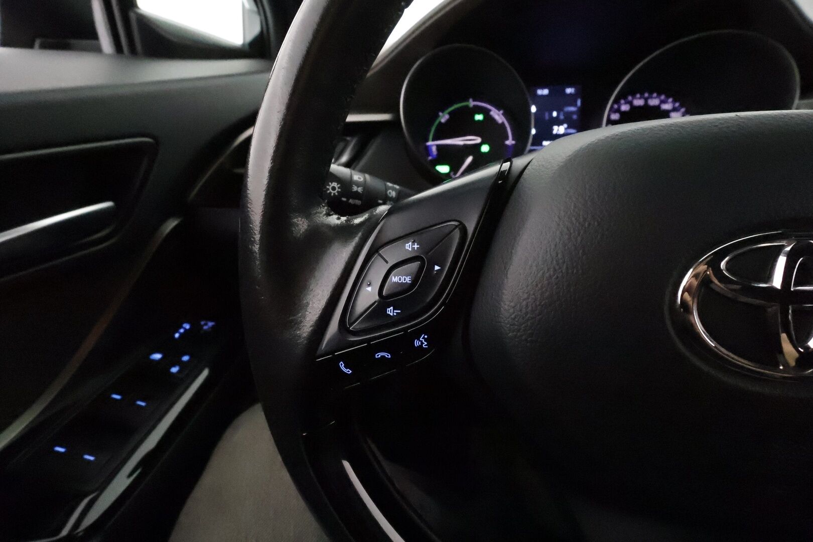 TOYOTA C-HR 2022 1,8 Hybrid Premium **ACC / JBL / P.kamera / Sähköpenkki / Navi / KeylessGo / Mustat nahat**