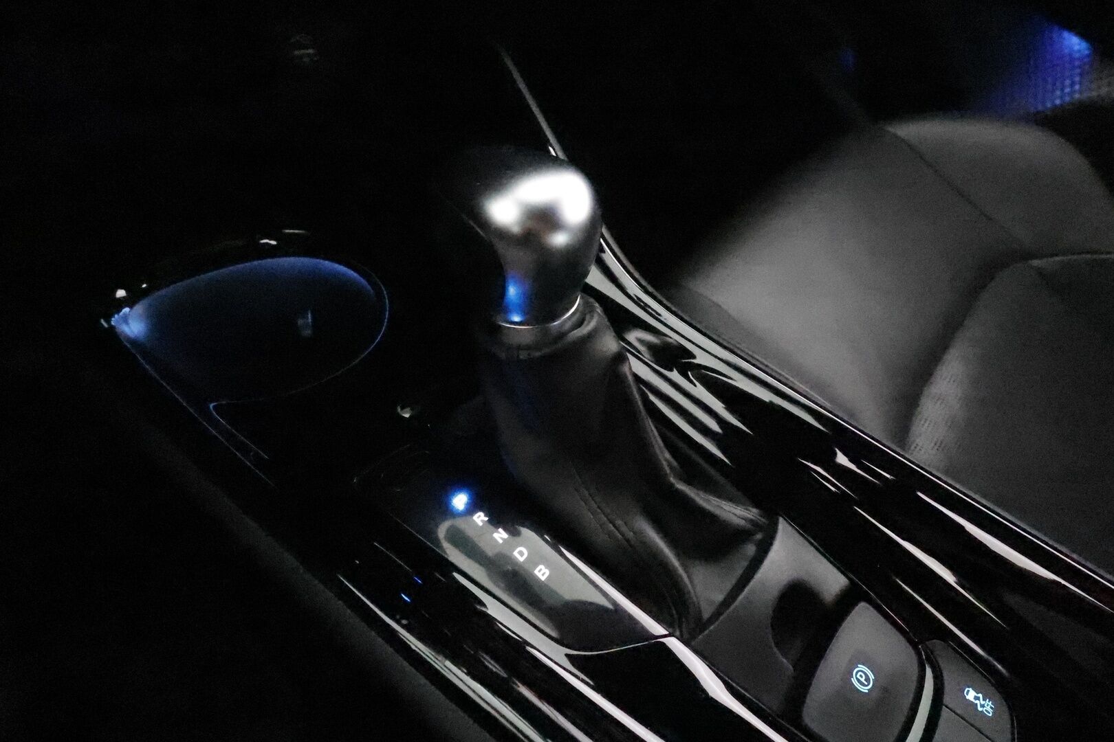 TOYOTA C-HR 2022 1,8 Hybrid Premium **ACC / JBL / P.kamera / Sähköpenkki / Navi / KeylessGo / Mustat nahat**