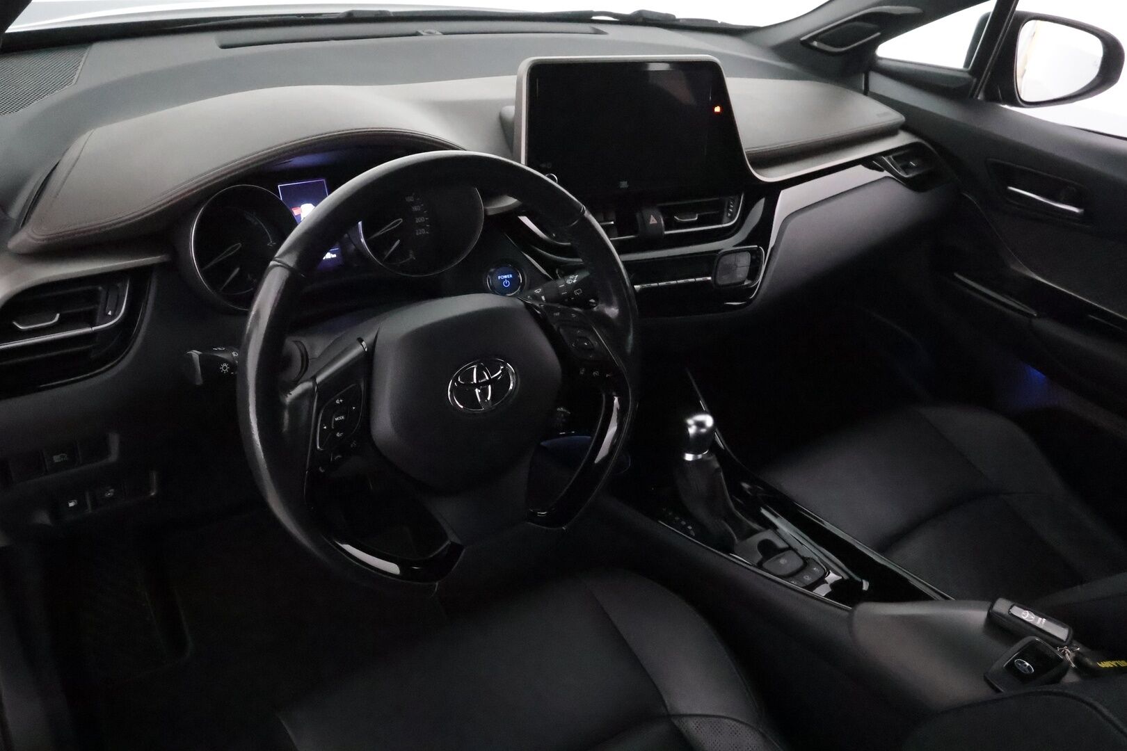 TOYOTA C-HR 2022 1,8 Hybrid Premium **ACC / JBL / P.kamera / Sähköpenkki / Navi / KeylessGo / Mustat nahat**