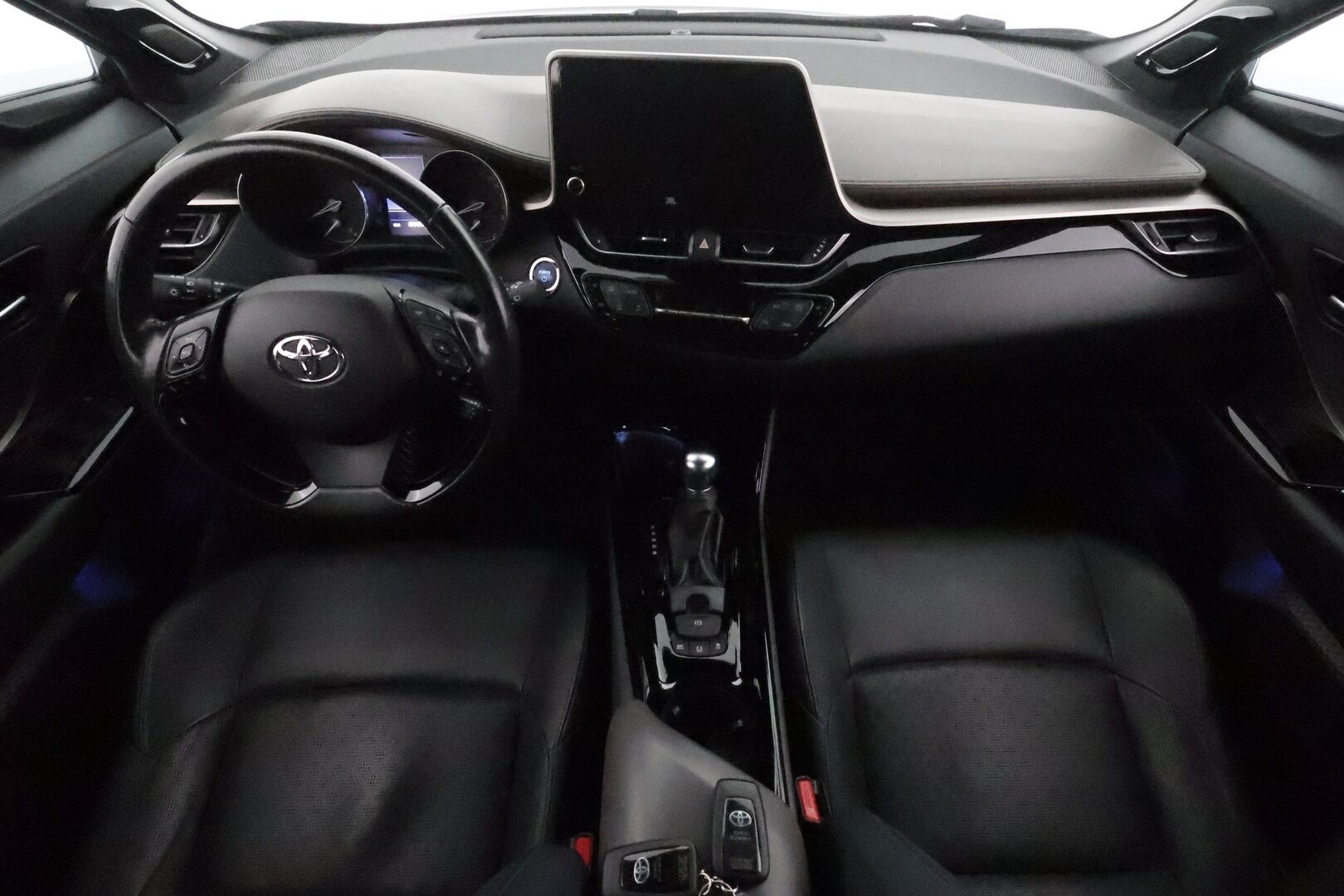 TOYOTA C-HR 2022 1,8 Hybrid Premium **ACC / JBL / P.kamera / Sähköpenkki / Navi / KeylessGo / Mustat nahat**