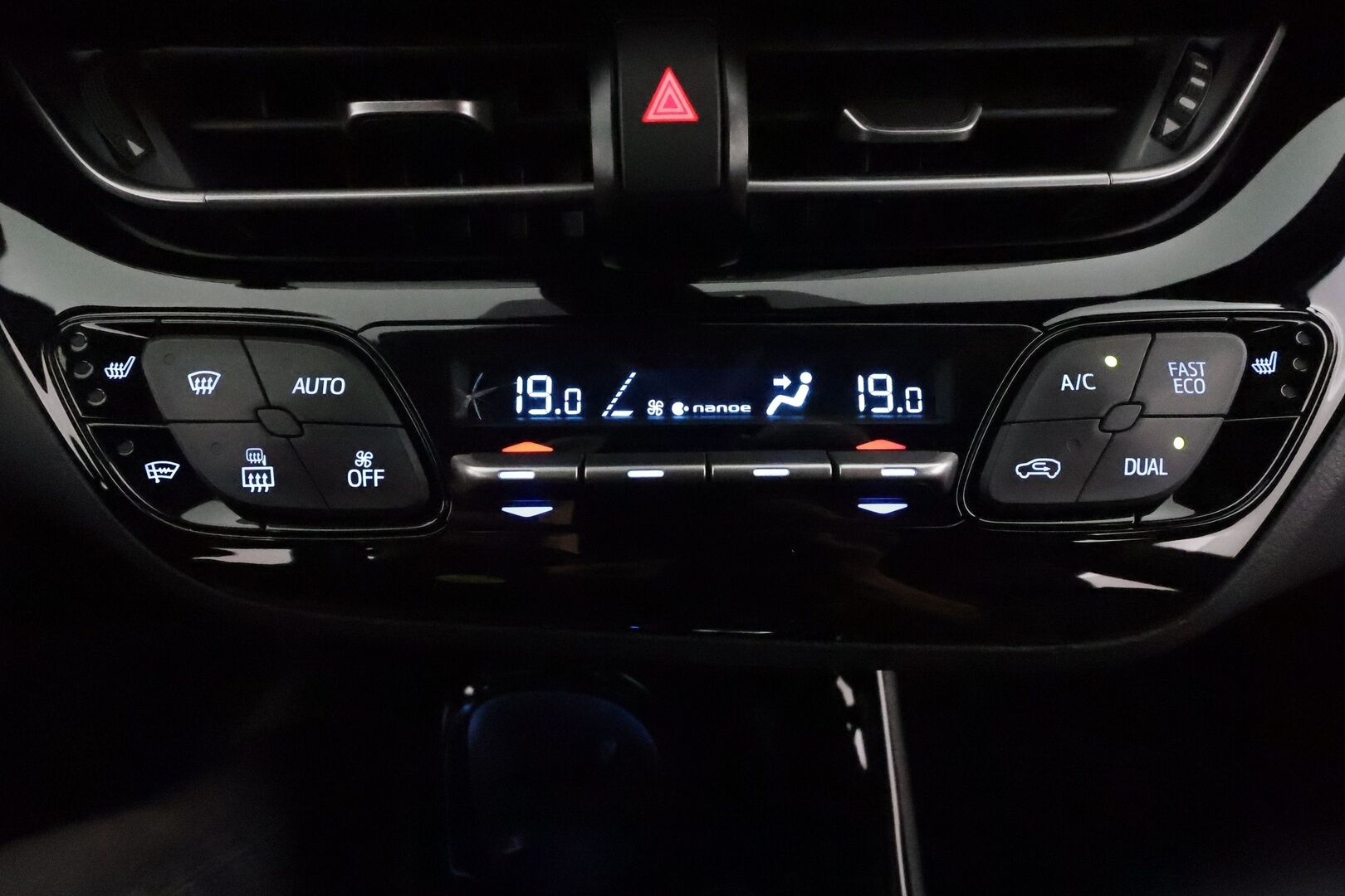 TOYOTA C-HR 2022 1,8 Hybrid Premium **ACC / JBL / P.kamera / Sähköpenkki / Navi / KeylessGo / Mustat nahat**