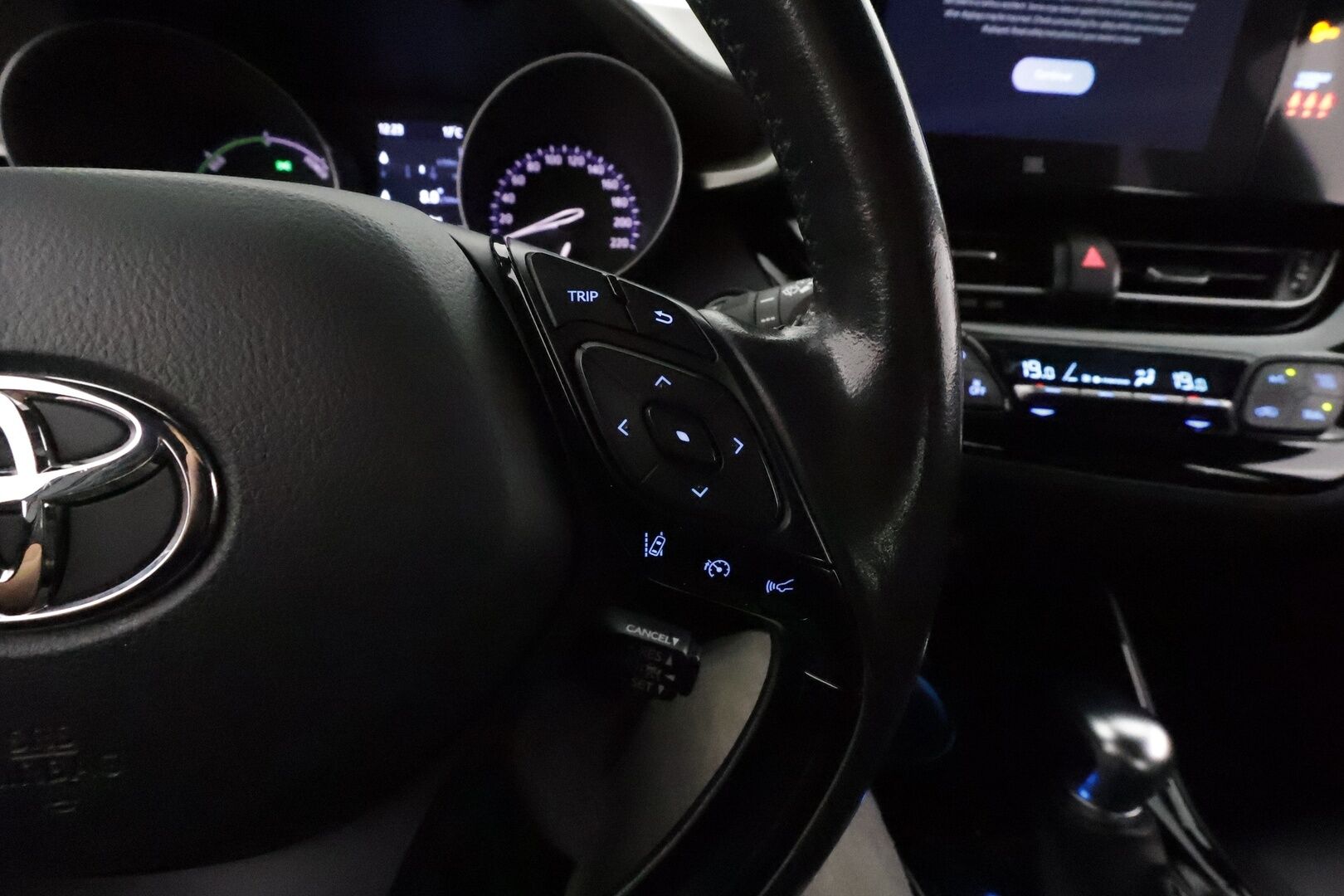 TOYOTA C-HR 2022 1,8 Hybrid Premium **ACC / JBL / P.kamera / Sähköpenkki / Navi / KeylessGo / Mustat nahat**