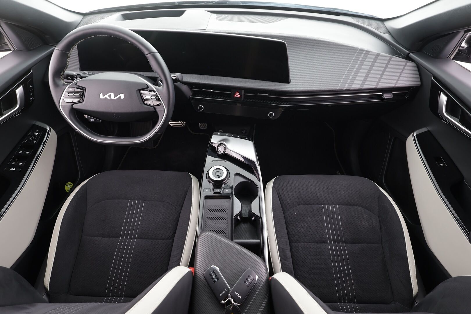 Kia EV6 2023 GT-Line AWD 77 kWh 325 hv - | ACC | ILP | HUD | 360° | Ilm. relax penkit | Muistipenkki | Nahka-alcantara | V2L | HDA | BSM | CTA | Keyless | Ambient | 2x renkaat aluin |
