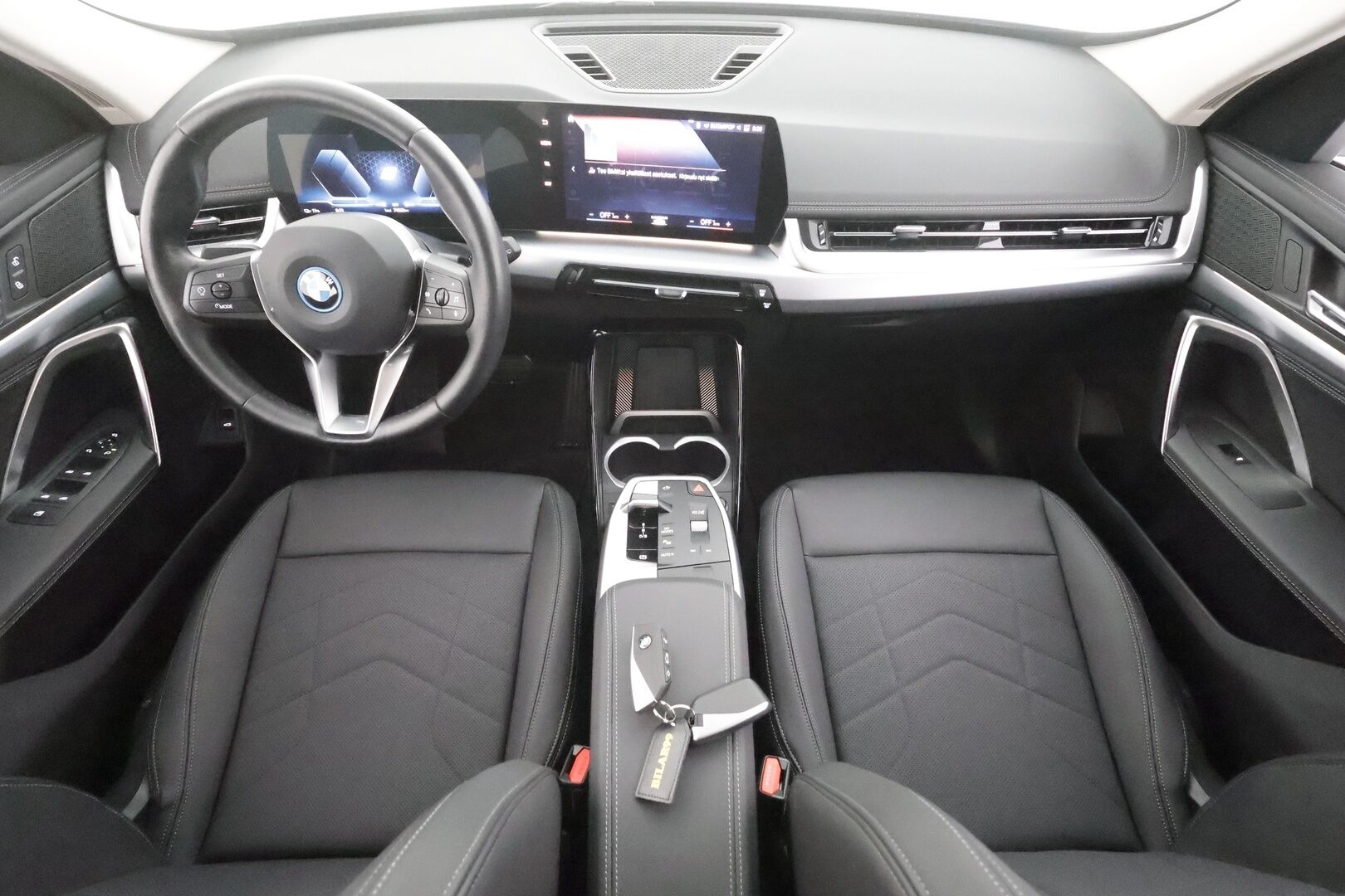BMW IX1 2023 30 xDrive xLine - | ACC | Koukku | Lisälämmitin | Widescreen | Adapt LED | Comfort access | P.Kamera | Nahat | Merkkihuollettu | Kahdet Renkaat |