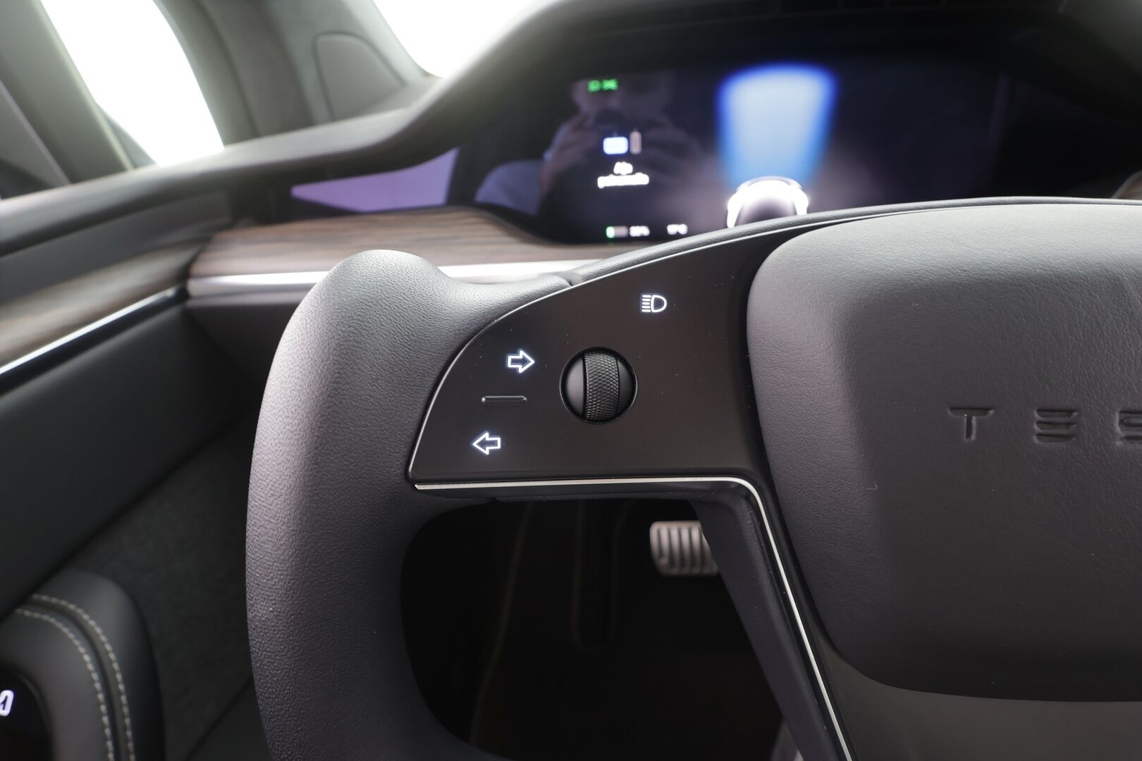 TESLA MODEL X 2023 Long Range 6-P - | ILP | Koukku | ACC | Ilmastoitu Muistipenkki | P.Kamera | Premium Audio | Ilma-alusta | LED | Navi | Kaistavahti | Keyless | Kahdet renkaat | 2x Latauskaapelit |