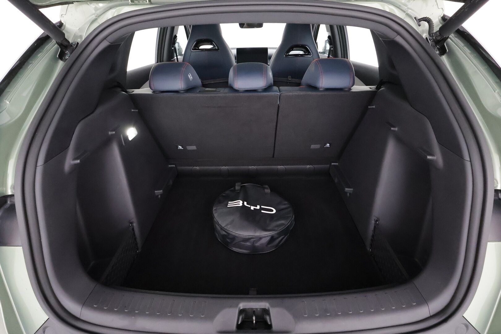 BYD Atto 3 2024 Design - | ACC | ILP | Panorama | 360° | Sähköpenkit | Nahkaverhoilu | Ambient light | Keyless | LED | Lane Assist | BSM | Apple & Android | 2x renkaat aluin | 