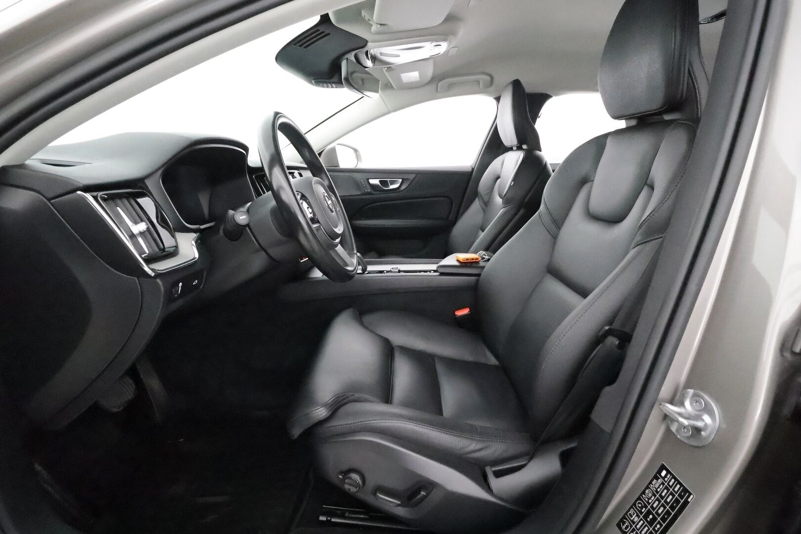 Volvo V60 CROSS COUNTRY 2022 B4 AWD D-MHEV advanced aut ** Sporttinahat / HUD / Harman&Kardon / 360 / TULOSSA - 3,99 % KORKOTARJOUS TÄHÄN AUTOON - 31.5. ASTI! - Adapt.vakkari / Webasto / Muistipenkit / Koukku