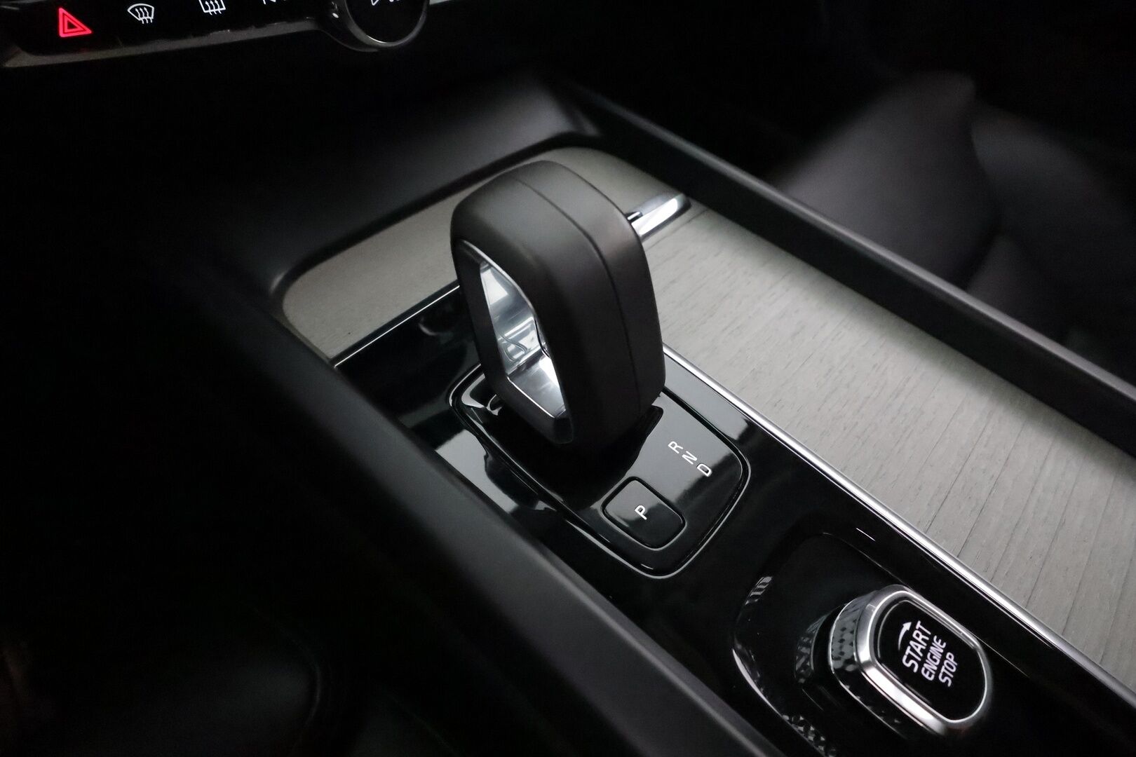 Volvo V60 CROSS COUNTRY 2022 B4 AWD D-MHEV advanced aut ** Sporttinahat / HUD / Harman&Kardon / 360 / TULOSSA - 3,99 % KORKOTARJOUS TÄHÄN AUTOON - 31.5. ASTI! - Adapt.vakkari / Webasto / Muistipenkit / Koukku