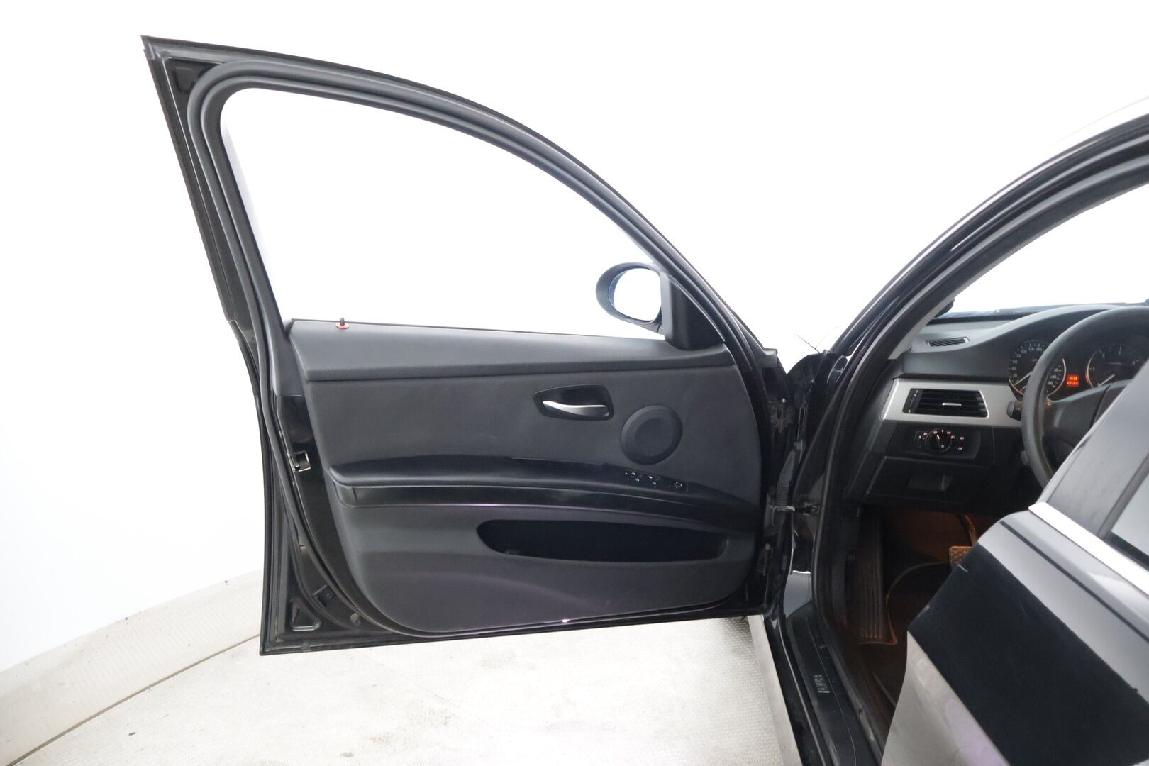 BMW 320 2006 4D 320D SEDAN AUTOMATIC-VC31/276 * MYYDÄÄN HUUTOKAUPAT.COM *