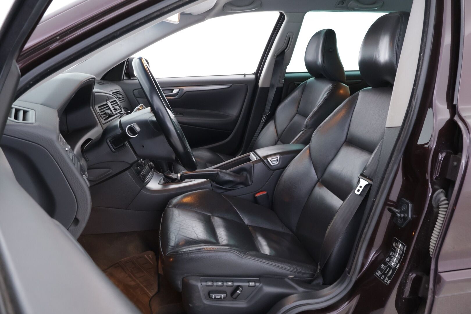 Volvo V70 2006 D5 AWD - YritysOutlet - Myydään vain yrityksille - – Tämä auto myydään YritysOutlet -valikoimasta vain yritykselle