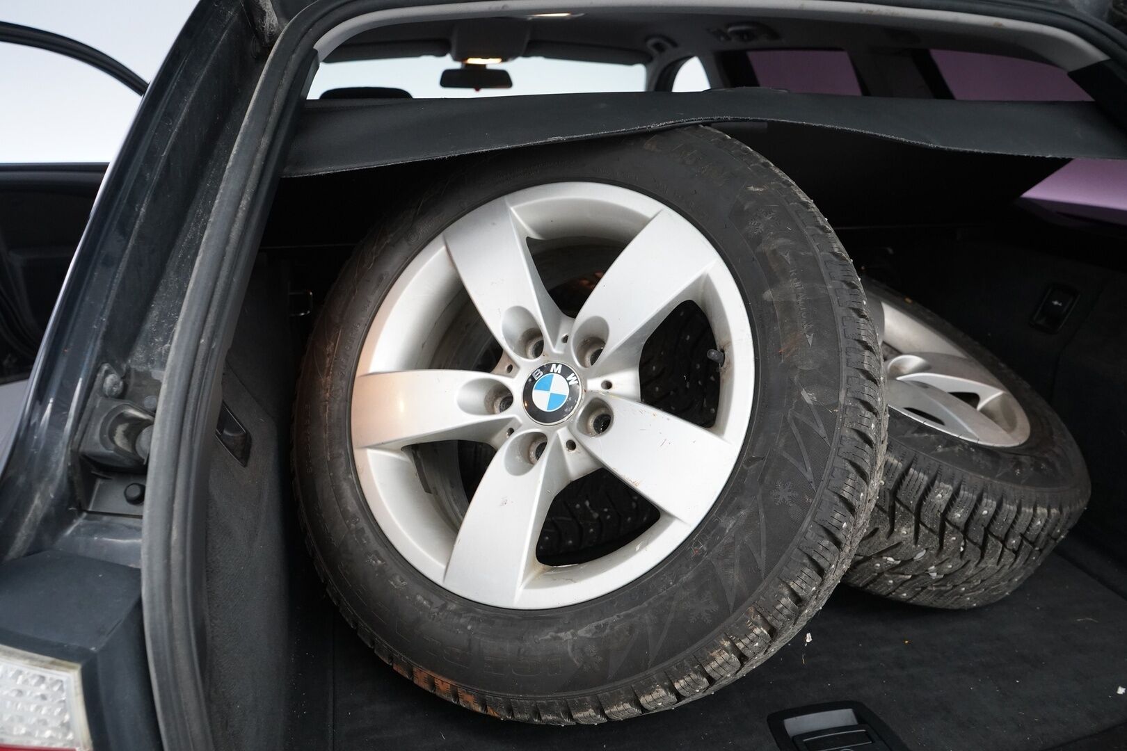 BMW 520 2009 E61 Touring - Myydään Huutokaupat.com - Leimaa 11/2026 / Kahdet hyvät renkaat vanteilla / Lohko + sisälämmitin / Lisävalo