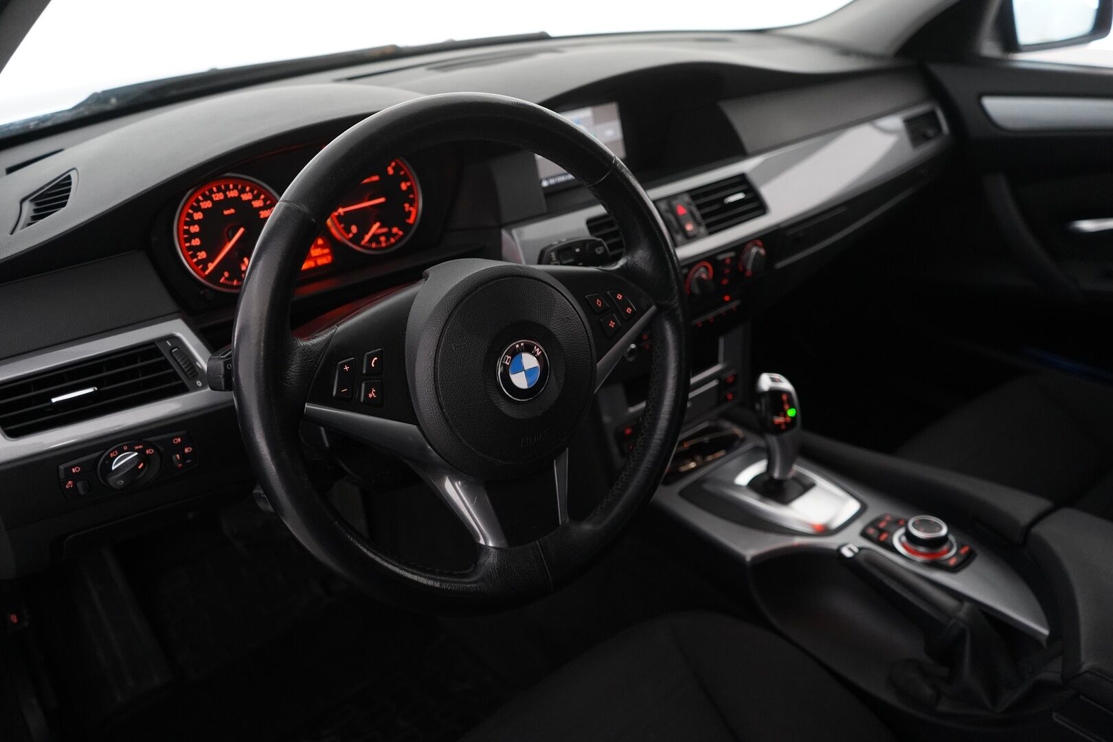 BMW 520 2009 E61 Touring - Myydään Huutokaupat.com - Leimaa 11/2026 / Kahdet hyvät renkaat vanteilla / Lohko + sisälämmitin / Lisävalo