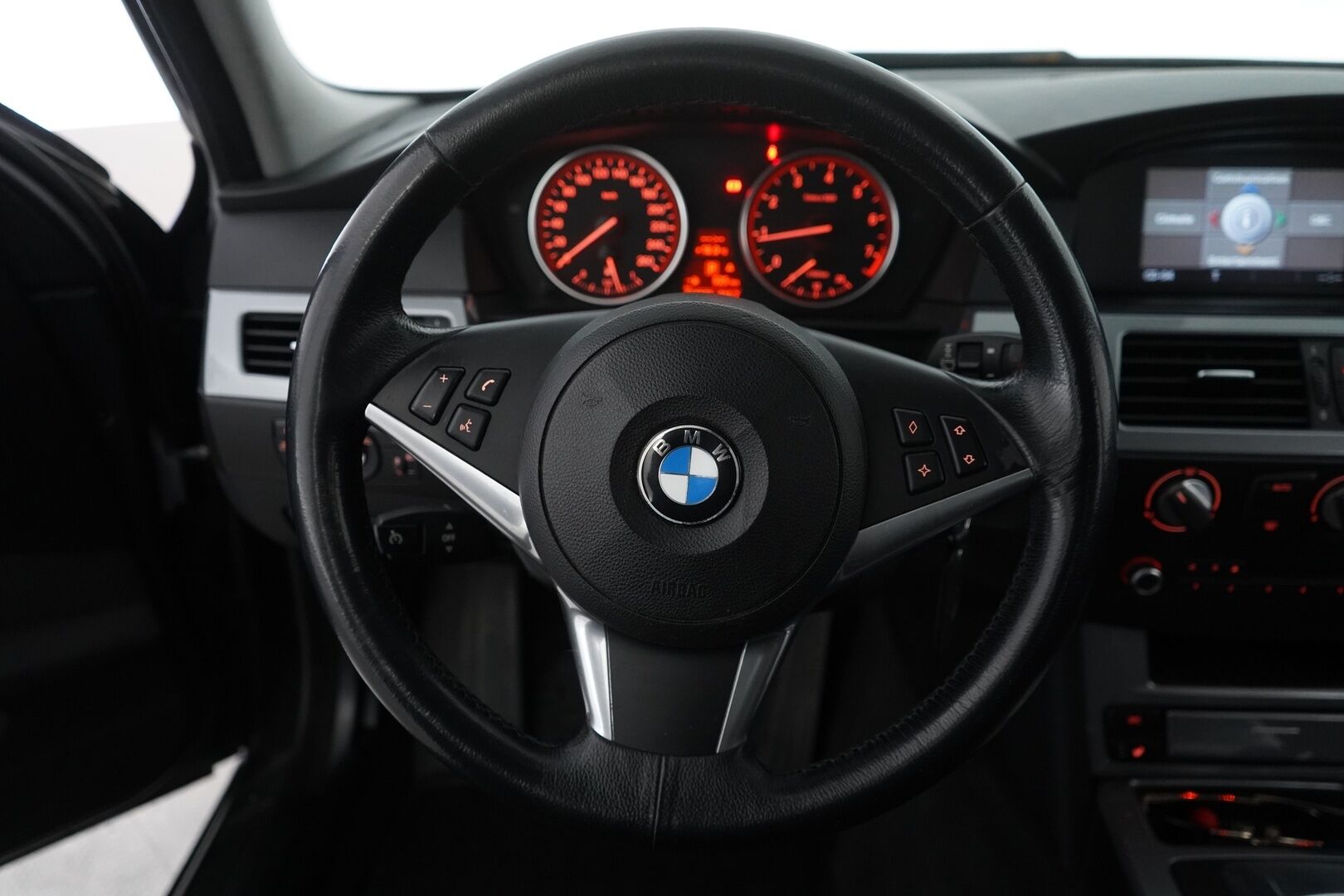 BMW 520 2009 E61 Touring - Myydään Huutokaupat.com - Leimaa 11/2026 / Kahdet hyvät renkaat vanteilla / Lohko + sisälämmitin / Lisävalo