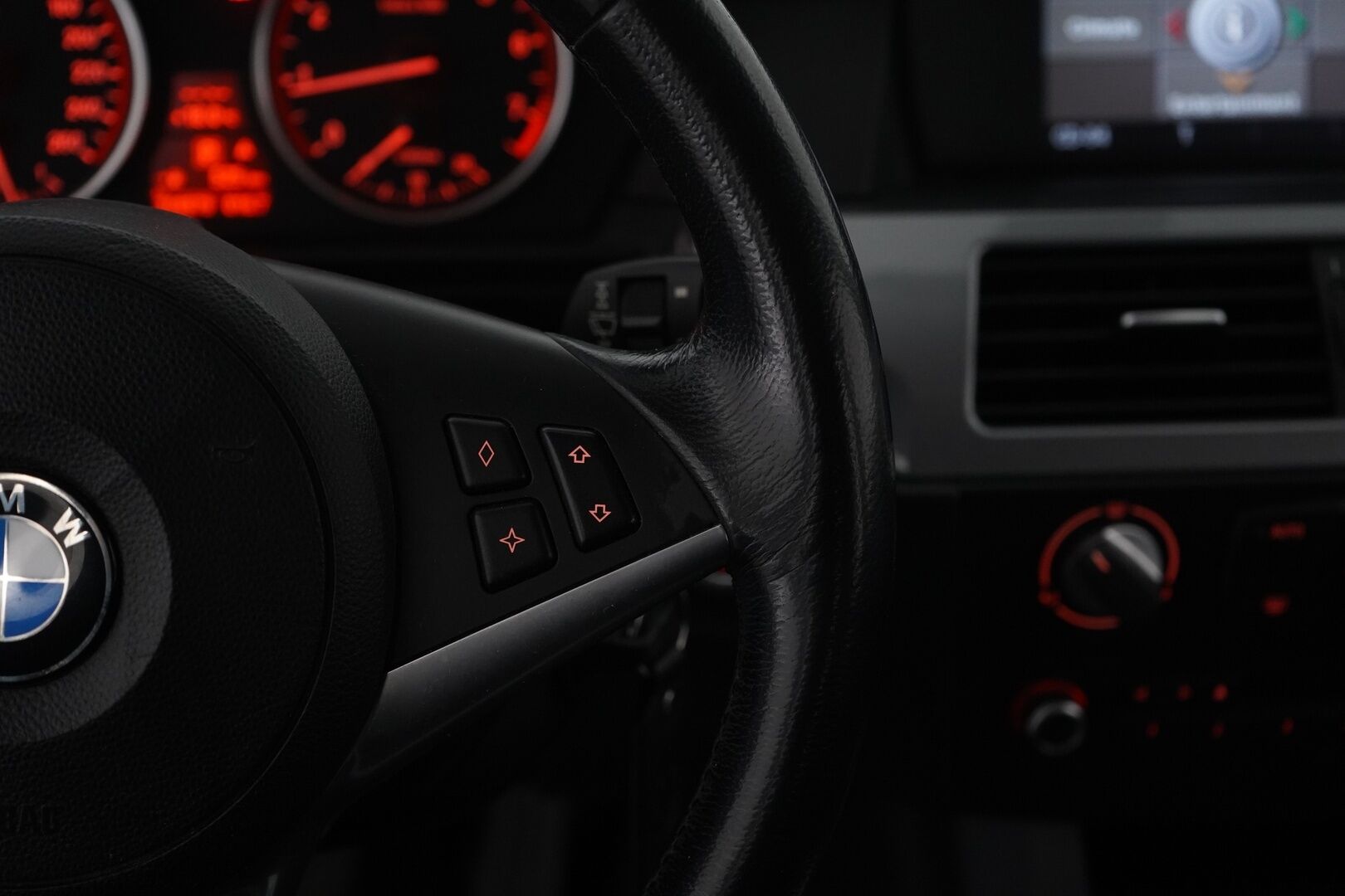 BMW 520 2009 E61 Touring - Myydään Huutokaupat.com - Leimaa 11/2026 / Kahdet hyvät renkaat vanteilla / Lohko + sisälämmitin / Lisävalo