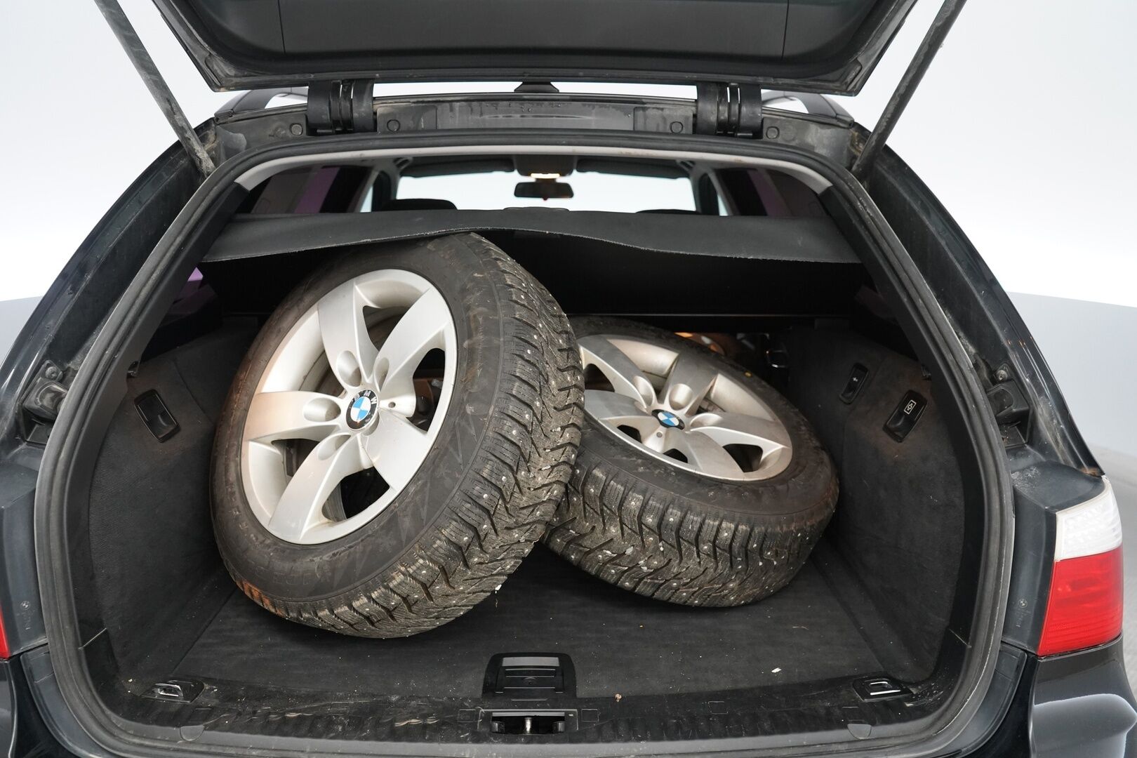 BMW 520 2009 E61 Touring - Myydään Huutokaupat.com - Leimaa 11/2026 / Kahdet hyvät renkaat vanteilla / Lohko + sisälämmitin / Lisävalo