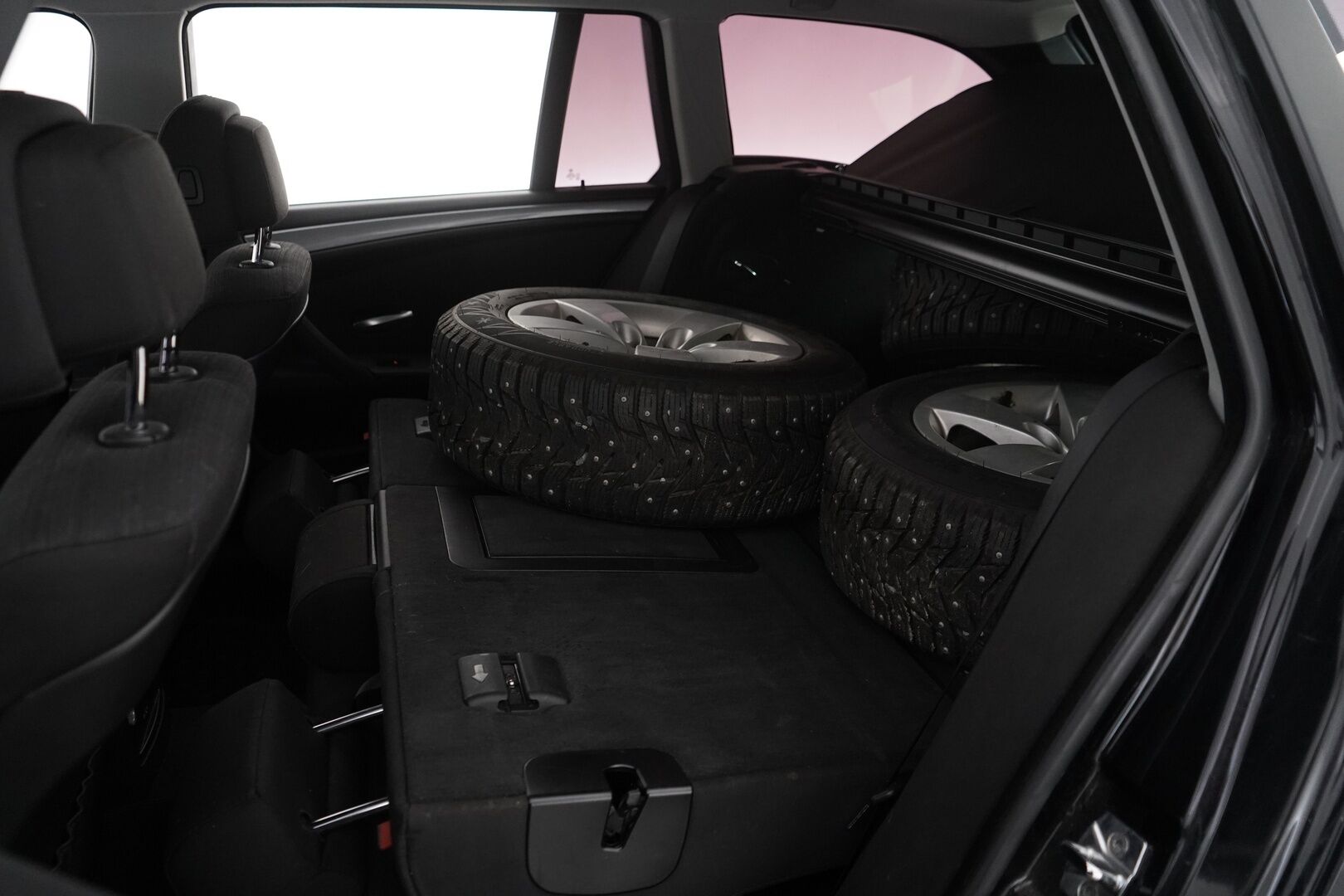 BMW 520 2009 E61 Touring - Myydään Huutokaupat.com - Leimaa 11/2026 / Kahdet hyvät renkaat vanteilla / Lohko + sisälämmitin / Lisävalo