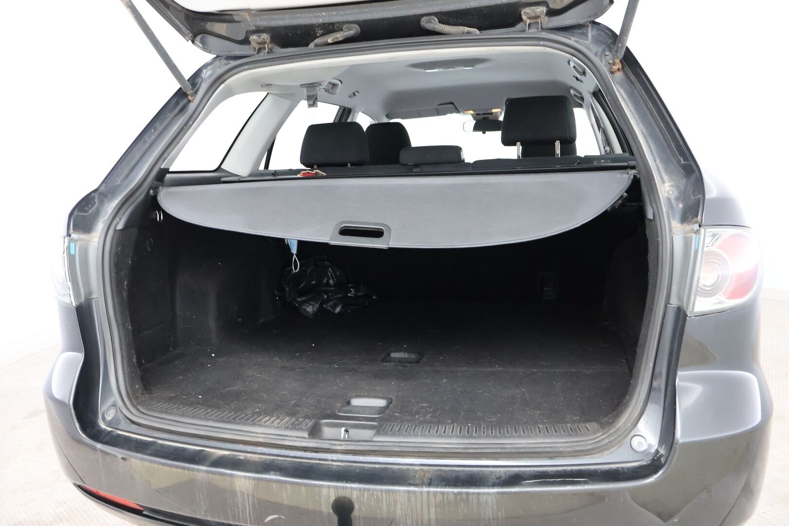 Mazda 6 2006 MYYDÄÄN HUUTOKAUPAT.COM!