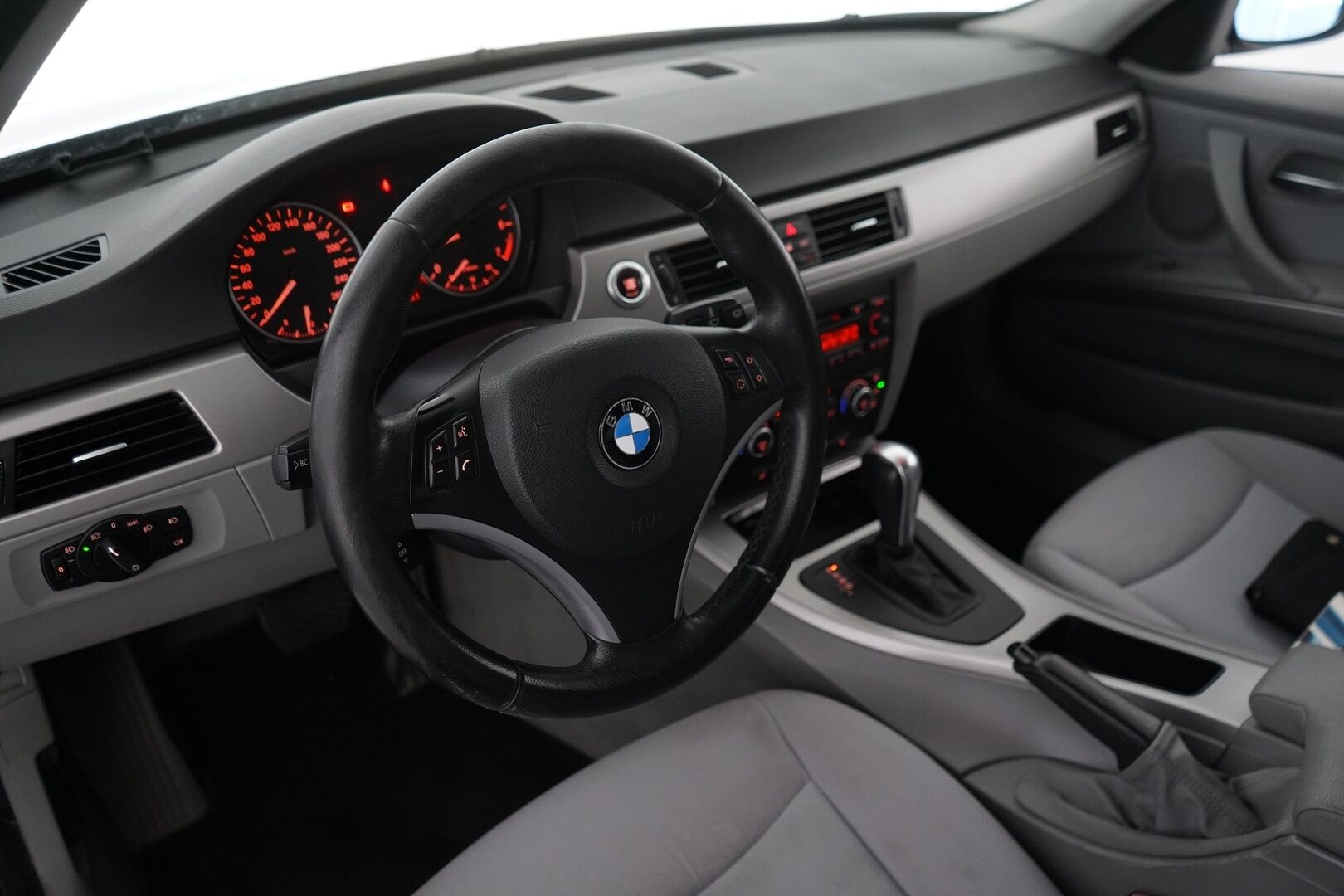 BMW 318 2006 YritysOutlet - Myydään vain yrityksille - Tämä auto myydään YritysOutlet -valikoimasta vain yritykselle