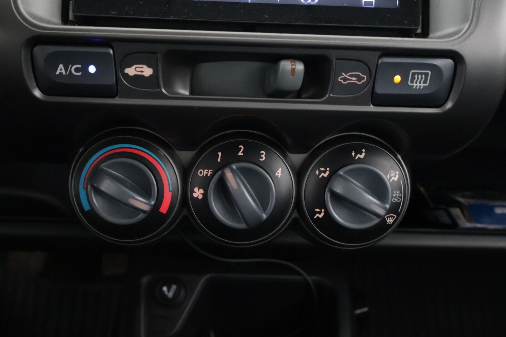 Honda Jazz 2004 1,4i LS * Tämä auto myydään YritysOutlet -valikoimasta vain yritykselle * - *Bluetooth / Jälkiasennettu 2-Din mankka / Suomiauto / Huoltokirja*