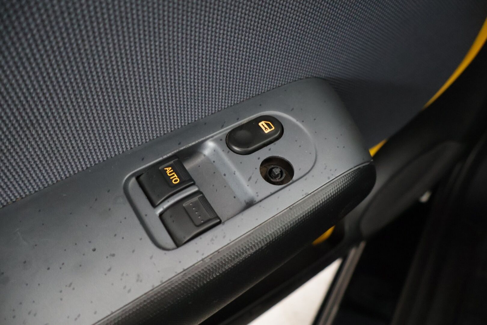 Honda Jazz 2004 1,4i LS * Tämä auto myydään YritysOutlet -valikoimasta vain yritykselle * - *Bluetooth / Jälkiasennettu 2-Din mankka / Suomiauto / Huoltokirja*