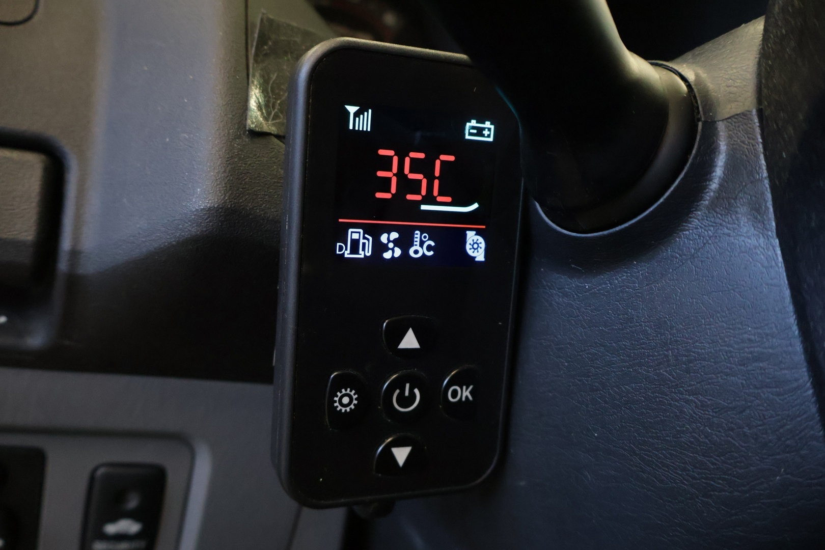 Toyota Hilux 2007 Double Cab 2,5 D-4D 120 4WD SR AC* Karjaraudat / Pakettiauto / Ilmastointi / Kahdet renkaat * - *  Vetokoukku / Penkinlämmittimet / LED-Lisävalot / Lavakate / Lohkolämmitin / Huoltokirja * 