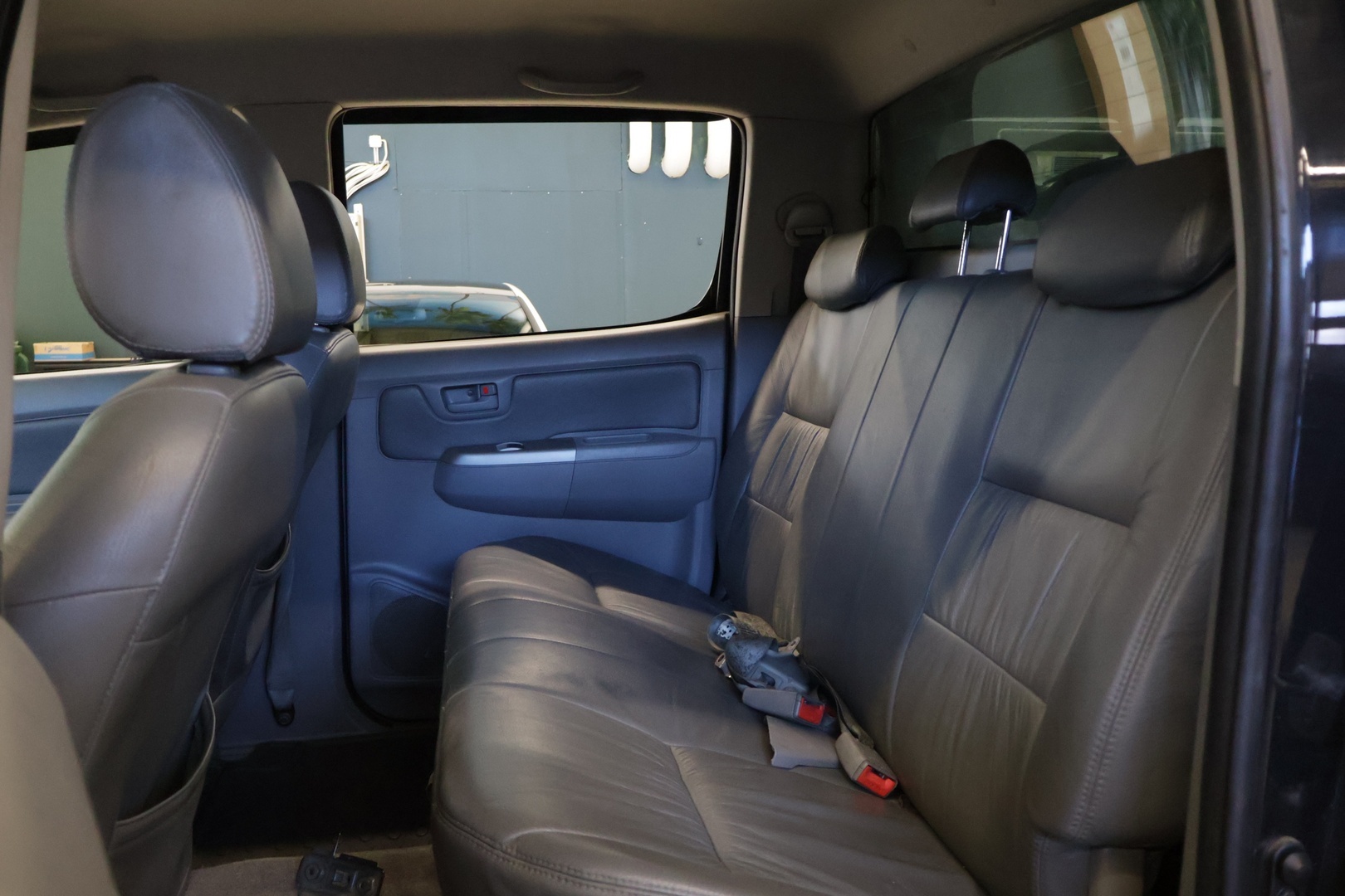 Toyota Hilux 2007 Double Cab 2,5 D-4D 120 4WD SR AC* Karjaraudat / Pakettiauto / Ilmastointi / Kahdet renkaat * - *  Vetokoukku / Penkinlämmittimet / LED-Lisävalot / Lavakate / Lohkolämmitin / Huoltokirja * 