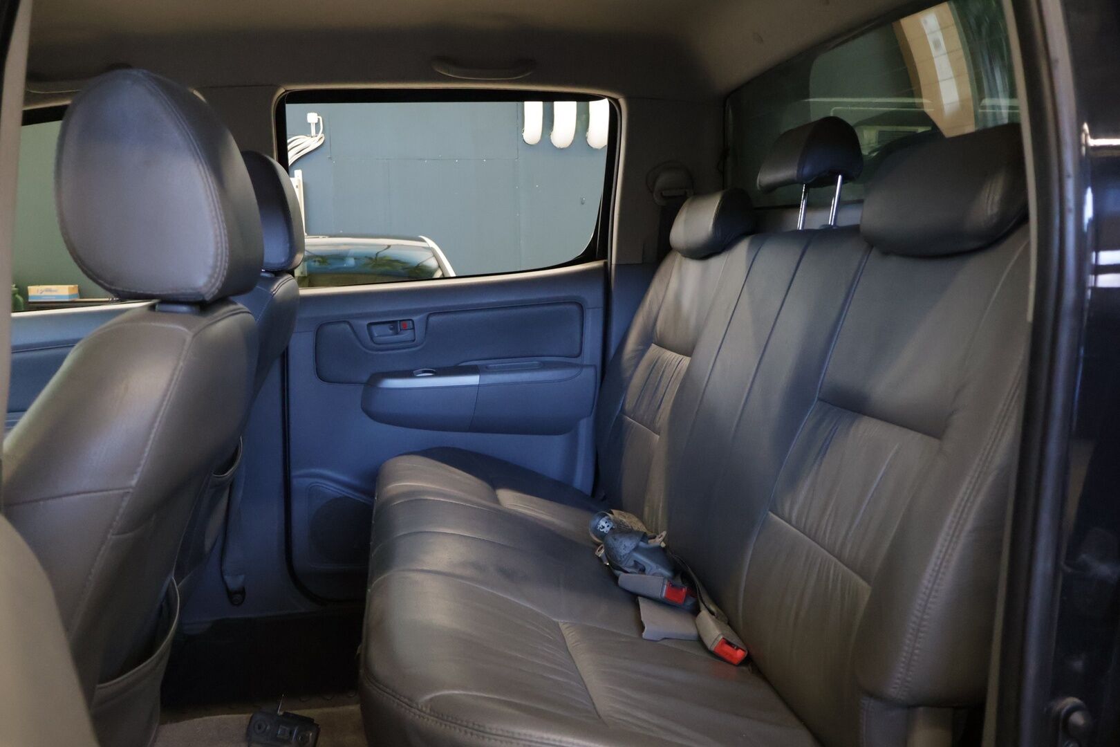 Toyota Hilux 2007 Double Cab 2,5 D-4D 120 4WD SR AC* Karjaraudat / Pakettiauto / Ilmastointi / Kahdet renkaat * - *  Vetokoukku / Penkinlämmittimet / LED-Lisävalot / Lavakate / Lohkolämmitin / Huoltokirja * 